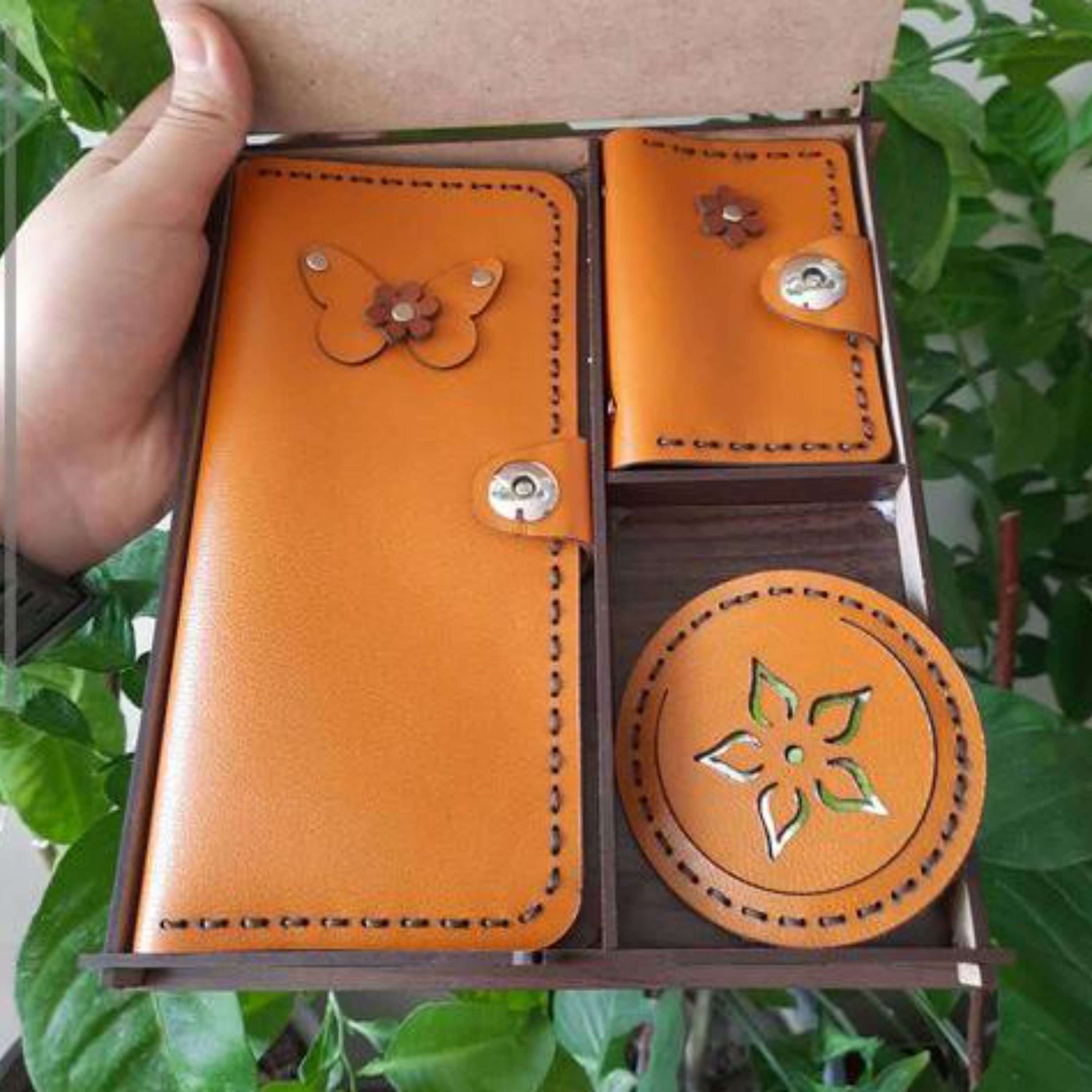 کیف پول چرم طبیعی طرح گل و پروانه