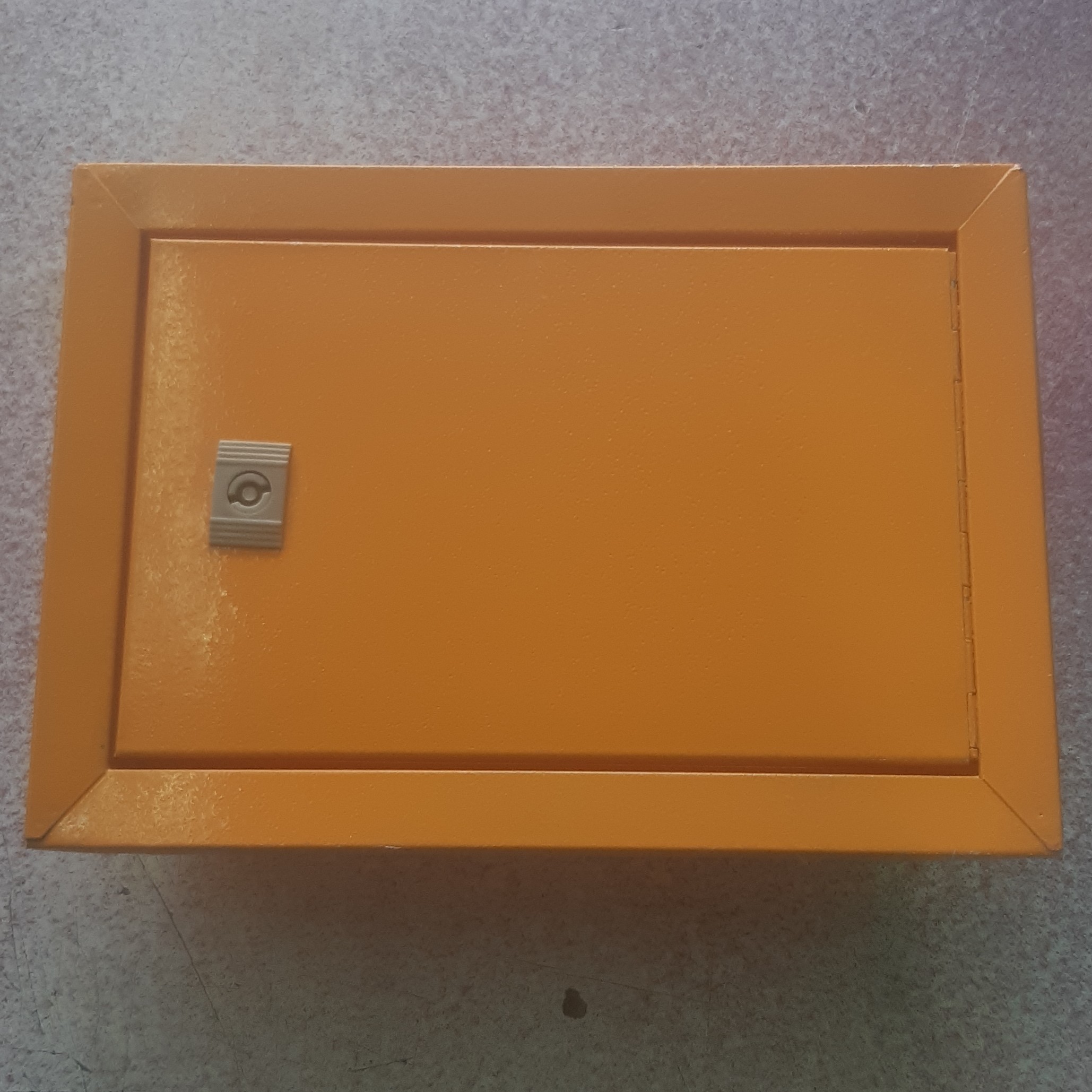 جعبه ارت دیواری 35در25 با عمق مناسب و پایه  کاملا مستحکم و با دوام دارای قفل