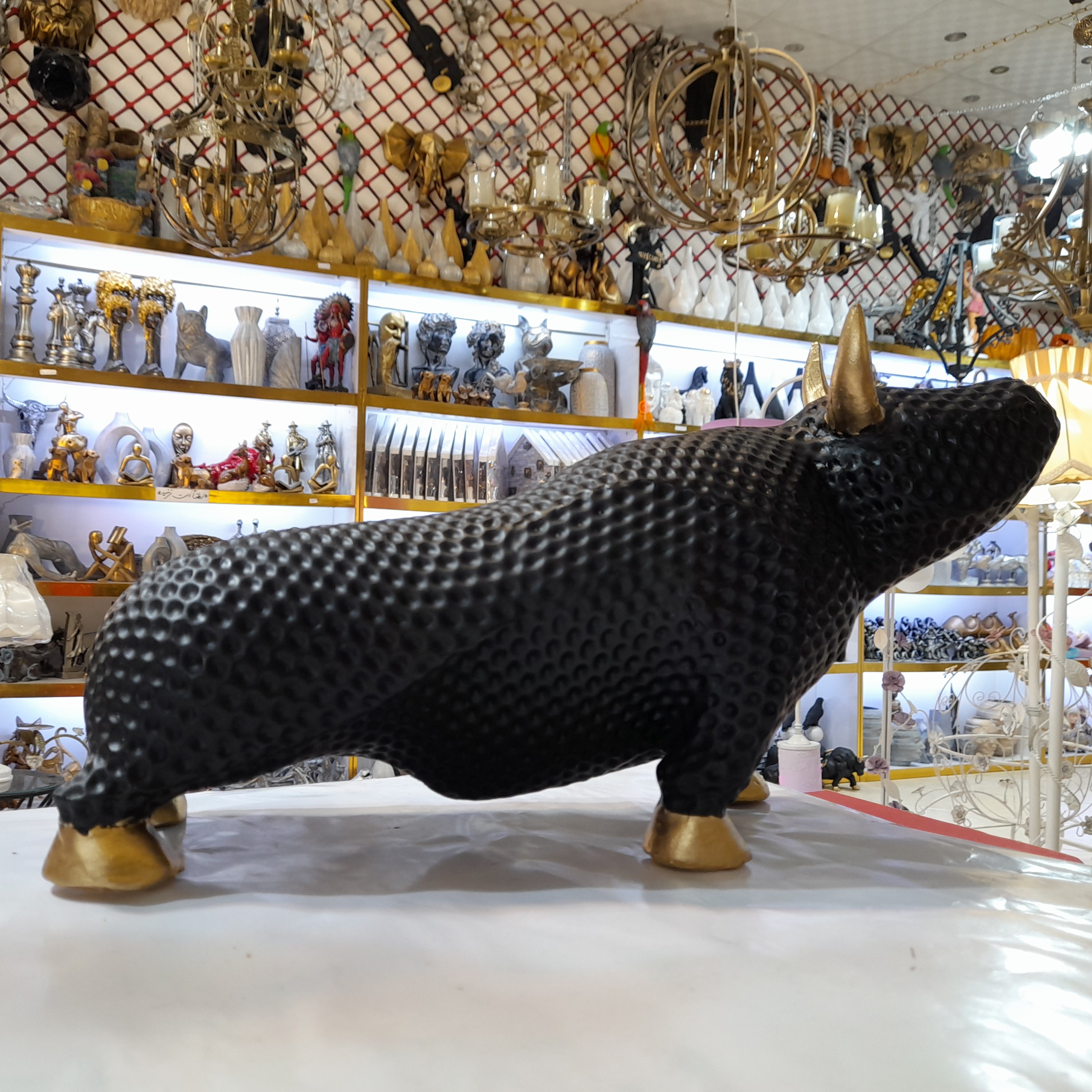 مجسمه مدرن پلی استری ، مجسمه بوفالو گرافیکی ، مجسمه گاو  مشکی ، گاو میش پلی استری