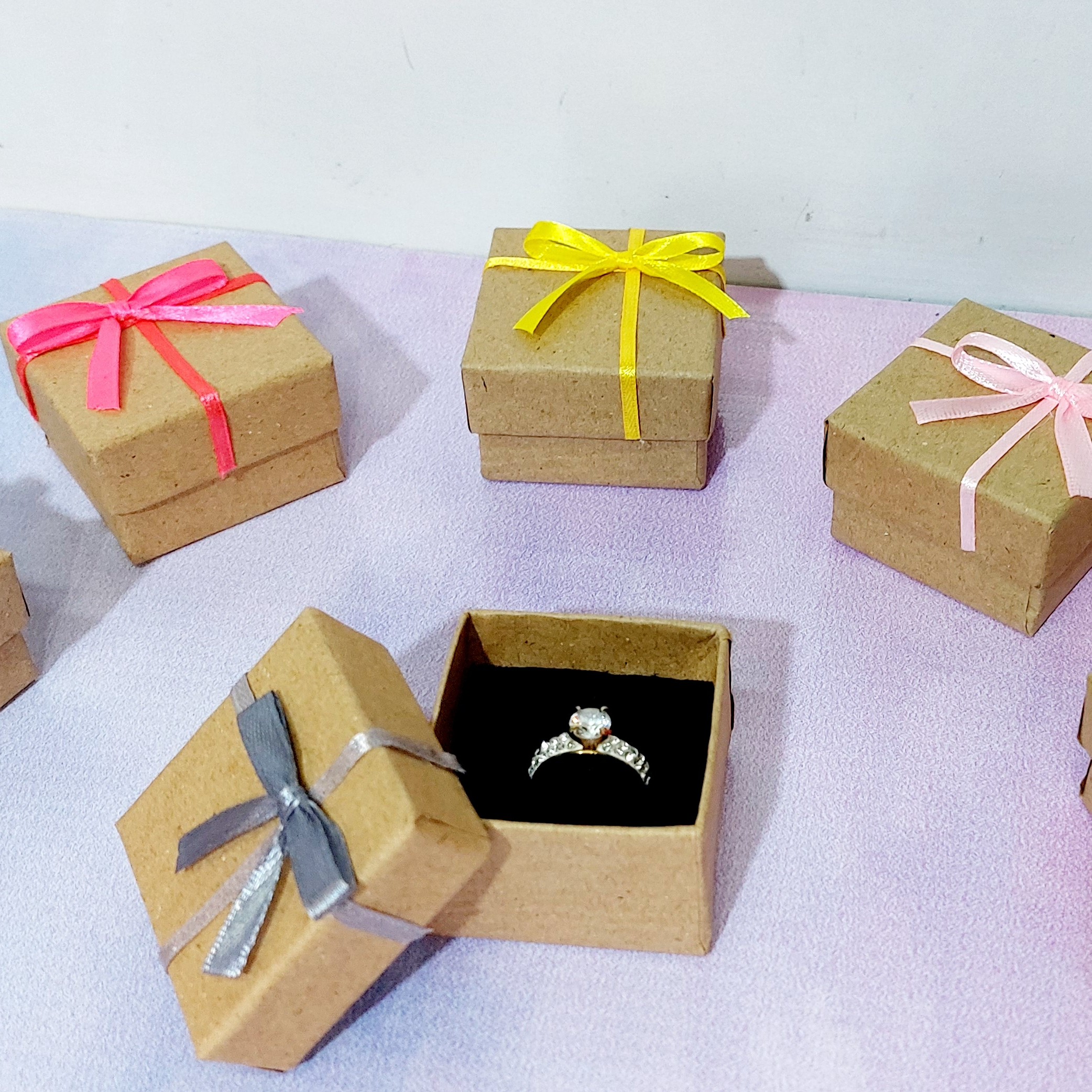 جعبه طلا و جواهر  و بدلیجات  انگشتر 24 عددی هاردباکس کرافت   پاپیونی دارای ابر مخمل کهن 