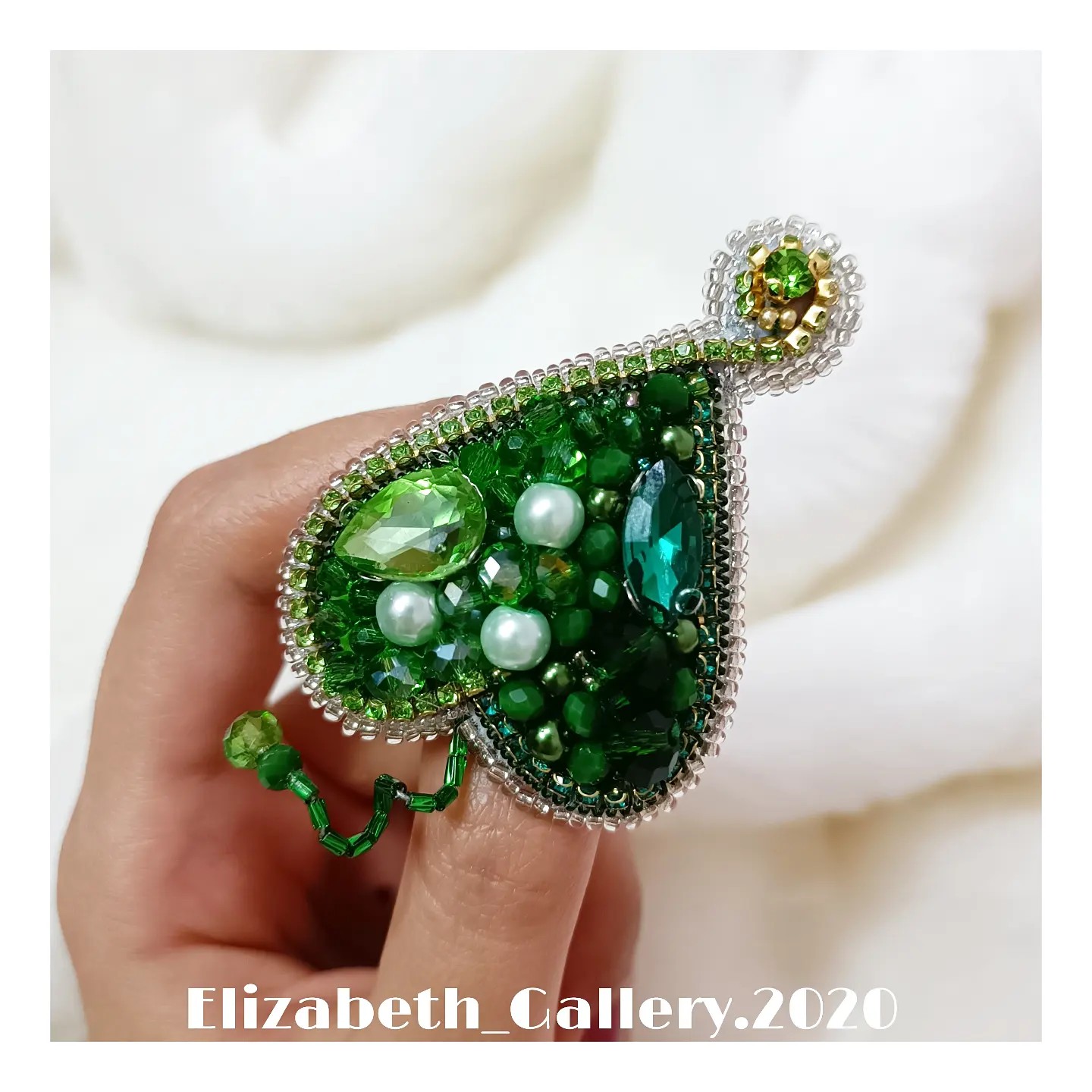 سنجاق سینه جواهر دوزی طرح(برگ)و پشت تماماً چرم و به رنگی که در تصویر مشاهده میکنید میباشد.