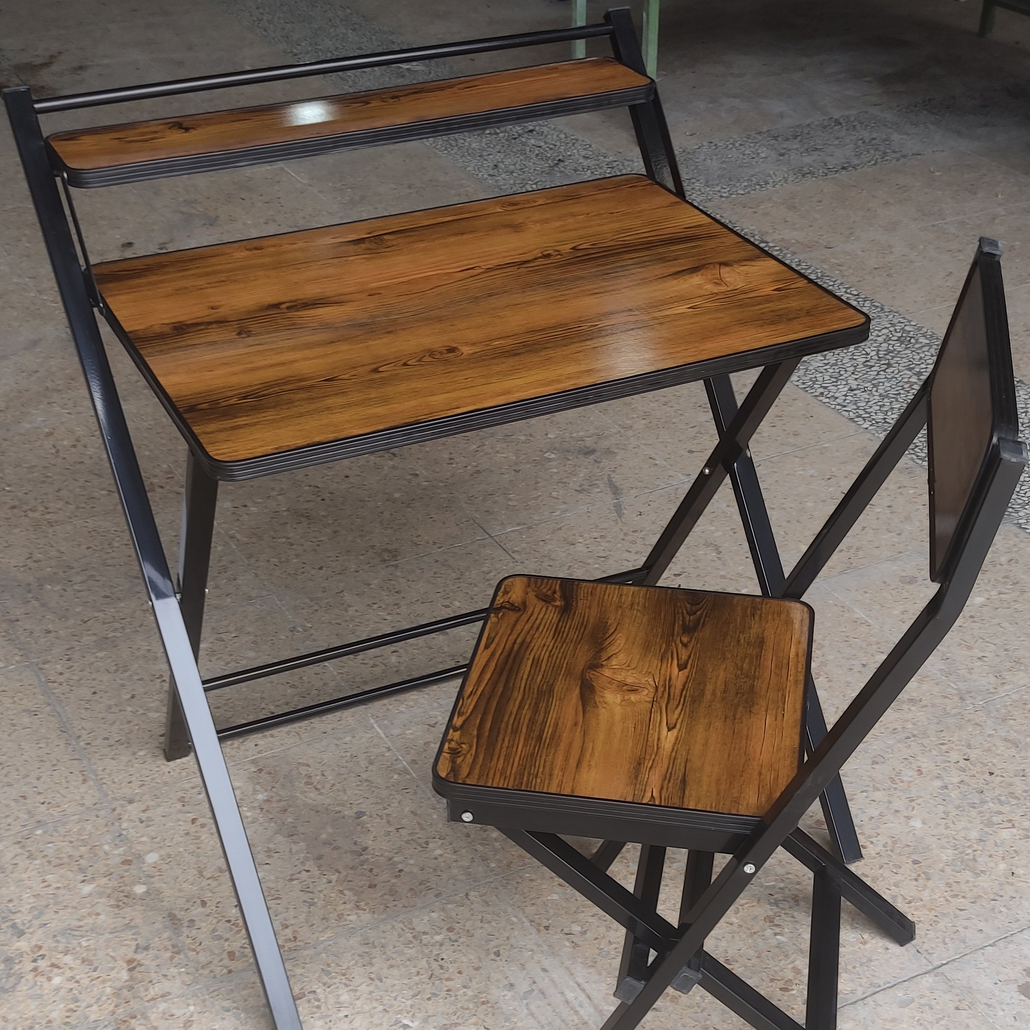 میز و صندلی تحریر تاشوی دانشجویی (آنتیک طلا-نوار لاستیکی) برند مشتاق (پسکرایه) 