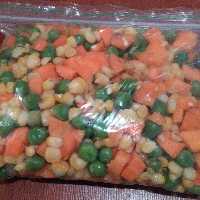 مخلوطی از ذرت و نخود وهویج