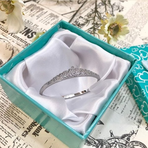 دستبند النگویی استیل زنانه دخترانه طرح تاج مارک ژوپینگ