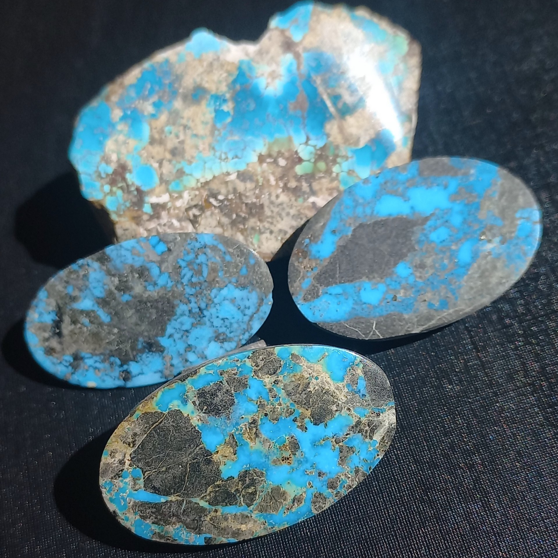 سه عدد فیروزه نیشابور  اصل ومعدنی آبی  سنگ زیرین  10گ 20در34 میلیمتر سمت راست 8گ 20.8 در31.8میلیمتر چپ 4گ18در32.5میلیمتر