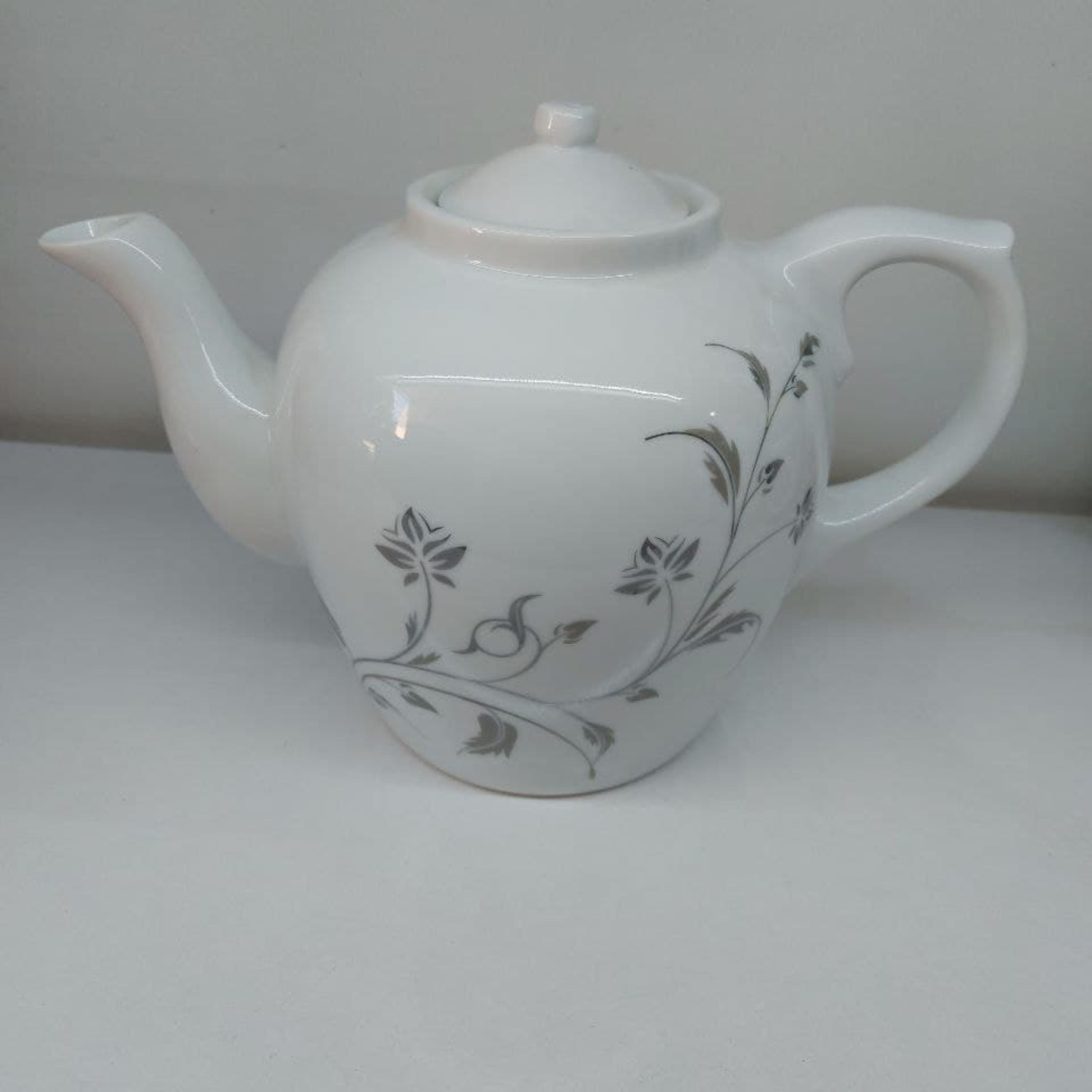 قوری چینی مرجان مجلسی مناسب برای دم کردن چای-دمنوش و کیفیت و قیمت مناسب