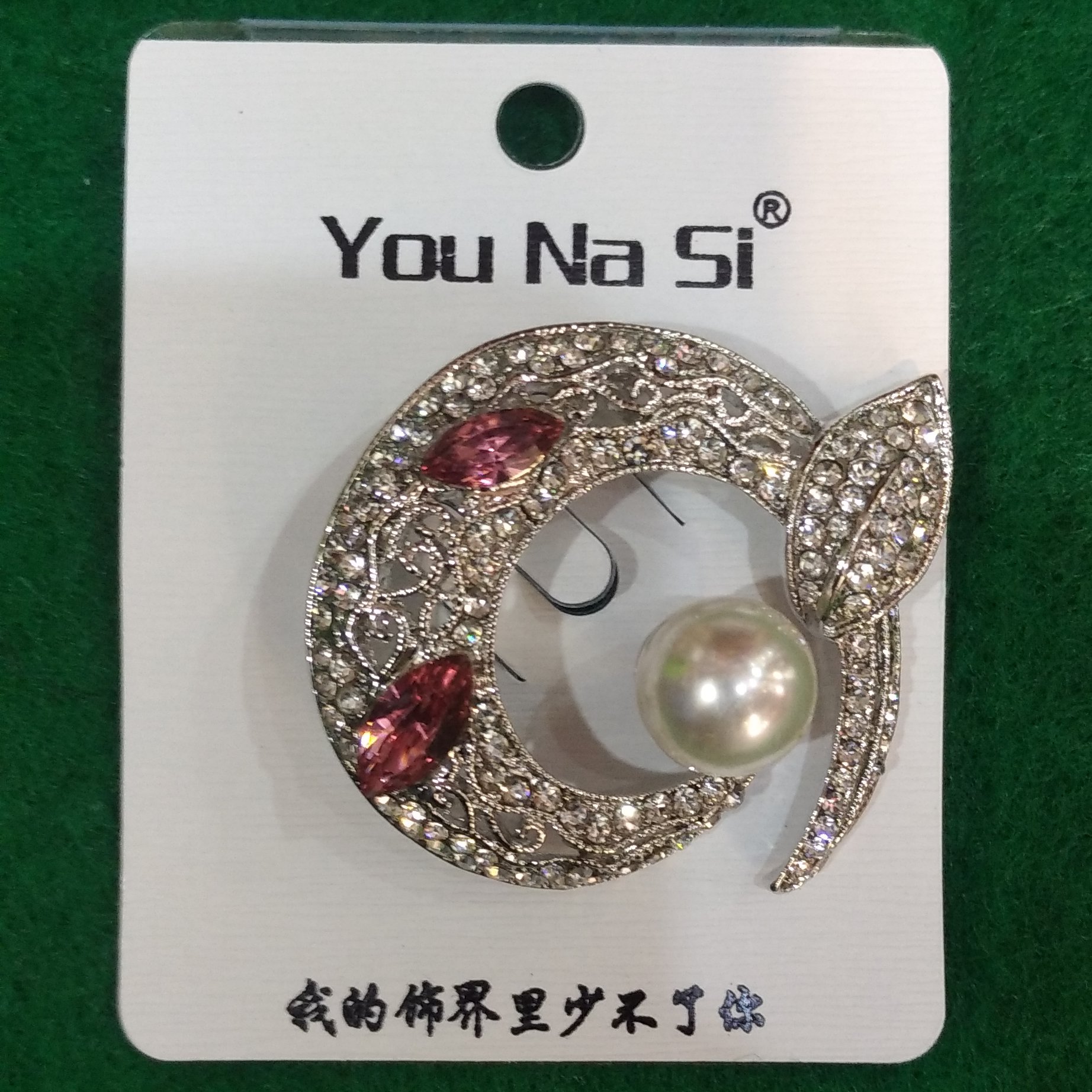 گل سینه نگین تک مرواریدی