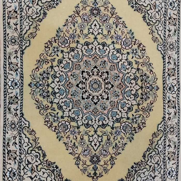 فرش دستباف نائین، طرح لچک ترنج کف ساده، رنگ زمینه لیمویی ، ابعاد :80×120