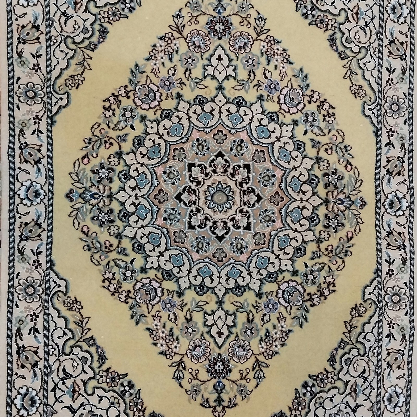 فرش دستباف نائین، طرح لچک ترنج کف ساده، رنگ زمینه لیمویی ، ابعاد :80×120