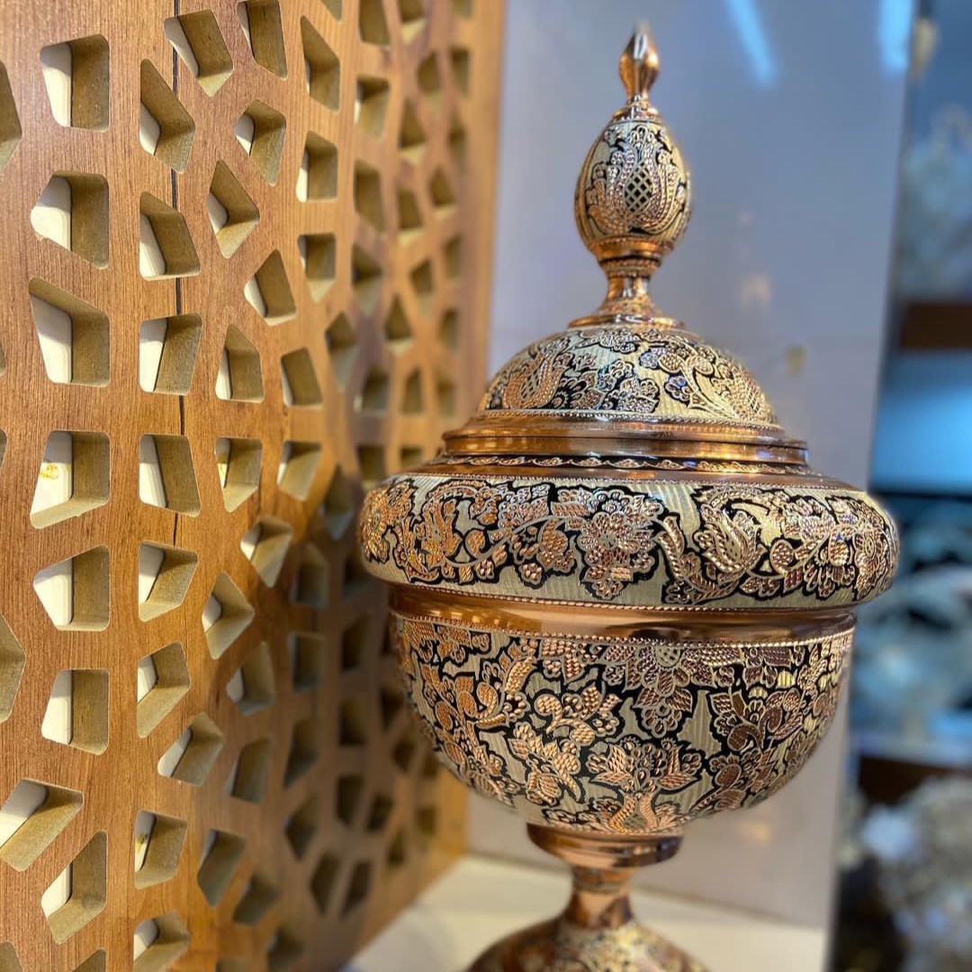 سوپ خوری فاخر  مسی نقره کوب نانو شده  وزن 1300گرم ارتفاع 53 سانتی متر  محیط 81سانتی متر دارای 10سال گارانتی