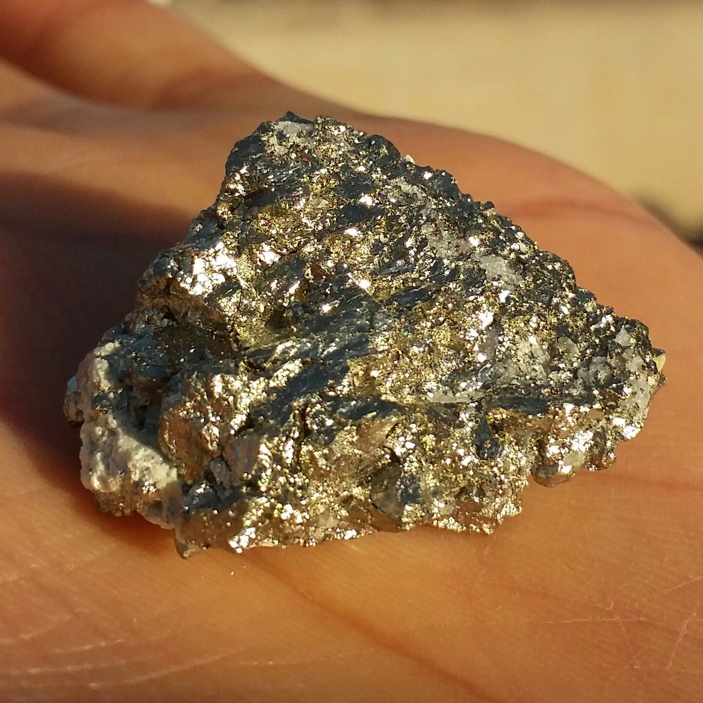 سنگ راف حبه شده پیریت طلایی همرشدی با بورنیت ملقب به سنگ طلا 100 در 100 طبیعی شاهکار خلقت
بی نظیییییر
کد 8908