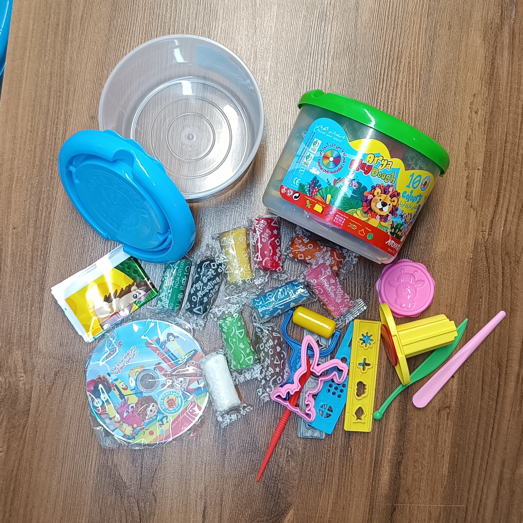 خمیر سطلی 10 رنگ محصول شرکت آریا همراه با ابزار 