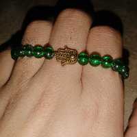 دستبند ساده سبز که با یک دست طلایی رنگ تزیین شده است و... 