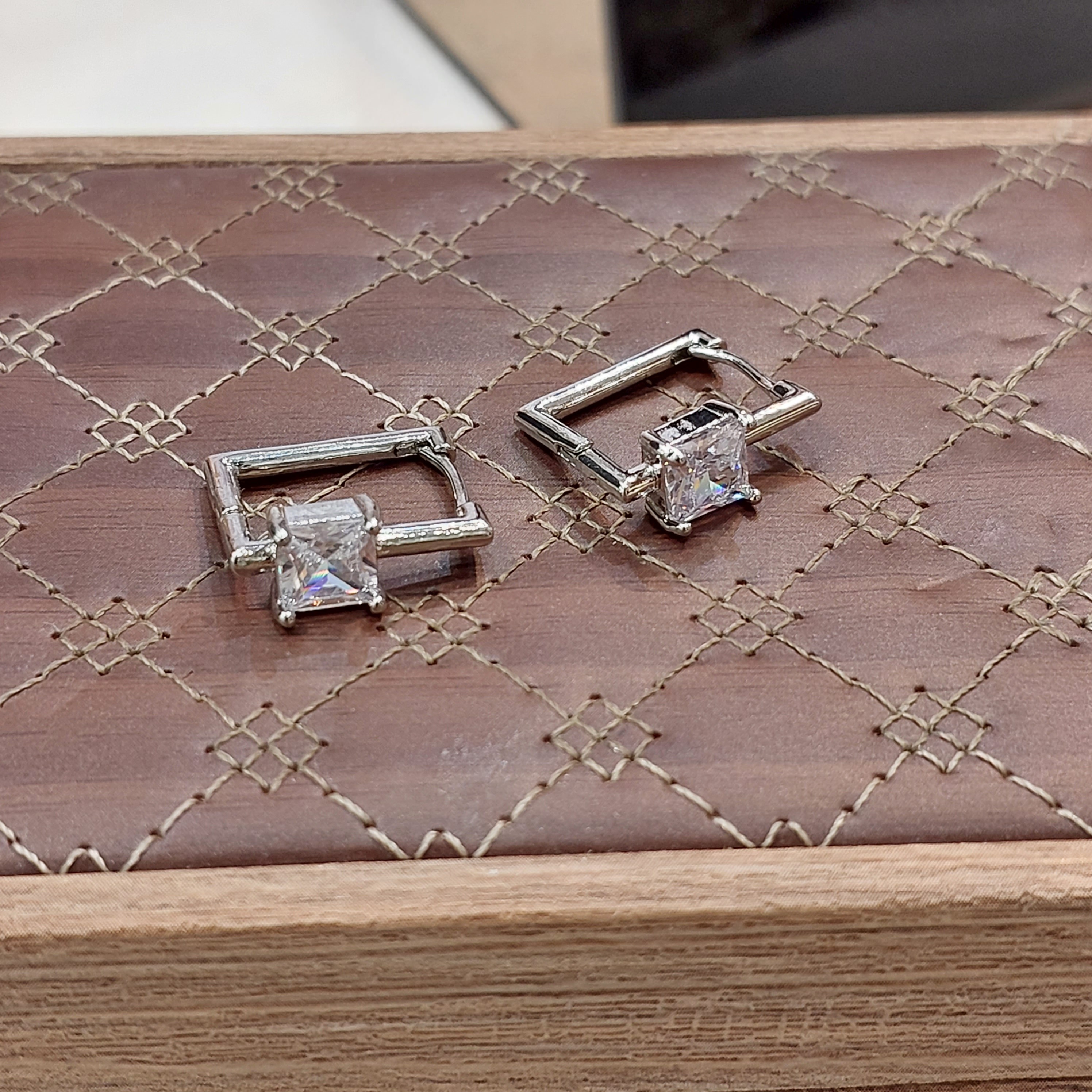 گوشواره حلقه ای تک نگین گوشواره دخترانه گوشواره دخترانه گوشواره مربع گوشواره چهارضلعی نقره ای گوشواره استیل رنگ ثابت