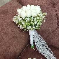 دسته گل لاله مصنوعی بسیار با کیفیت که ترکیبش به گل ژیپسوفیلا بی نظیر شده