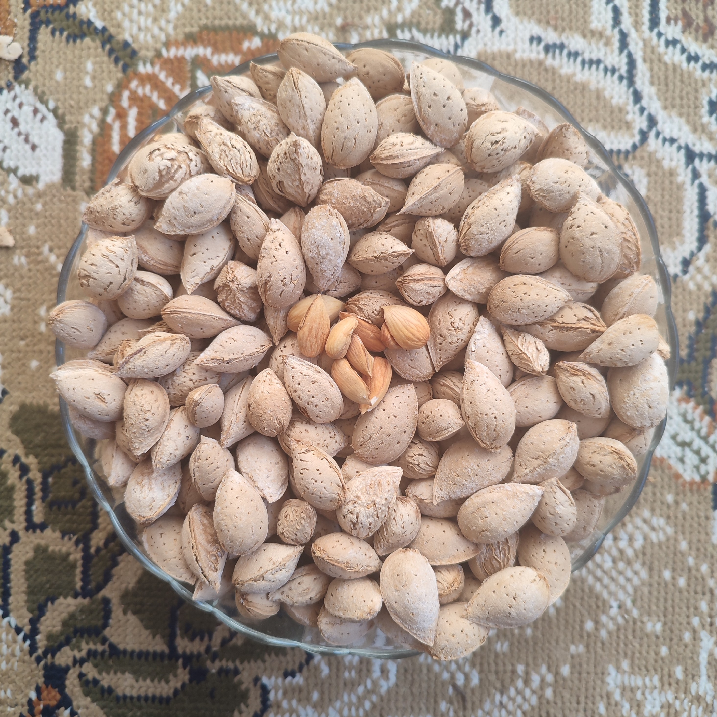 بادام سفید ،پوست کاغذی نمکی (3 کیلویی) به روش جدید