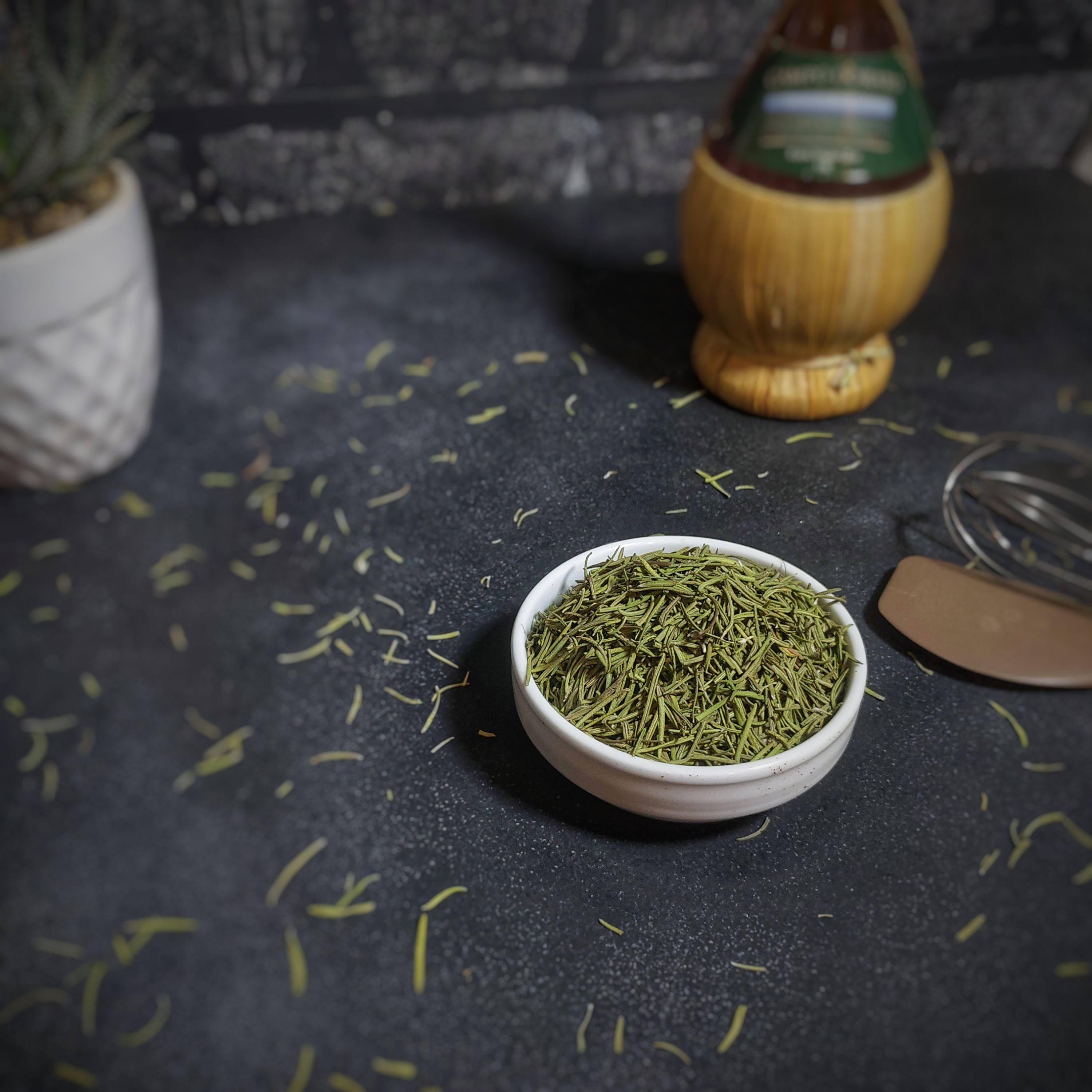 رزماری خوراکی در بسته بندی 50 گرمی پلی پروپیلن غرفه ادویه و چاشنی برگ سبز