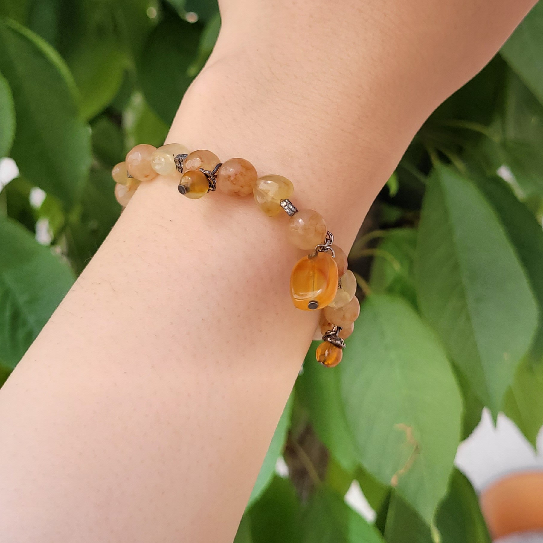 دستبند سنگی عقیق زیبا دارای تراشکاری سه بعدی 