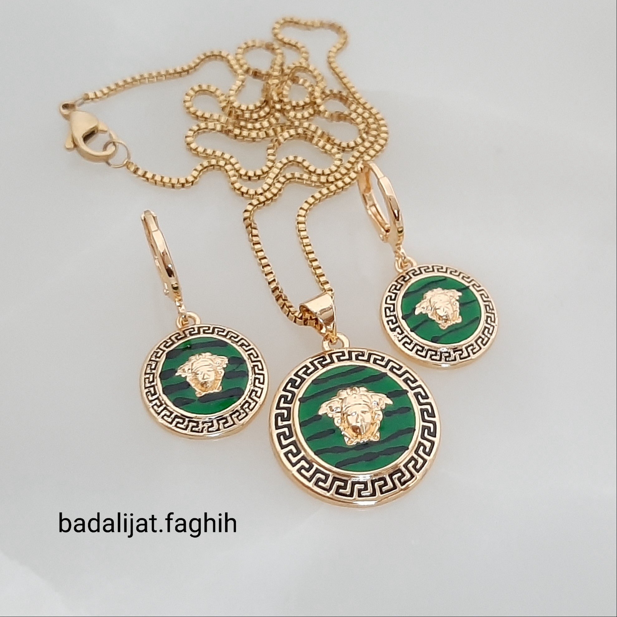 نیم ست ورساچی جدید جنس وارداتی با کیفیت و رنگ ثابت و آبکاری طلا شده 