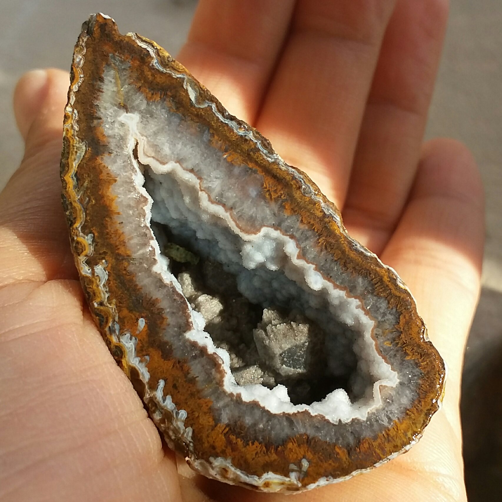 اسلایس سنگ راف عقیق منظره توپی توخالی پر بلور 'بلور برفکی خااااص 100 در 100 طبیعی شاااهکار 
بینظیر نمونه ای تکرار نشدنی 