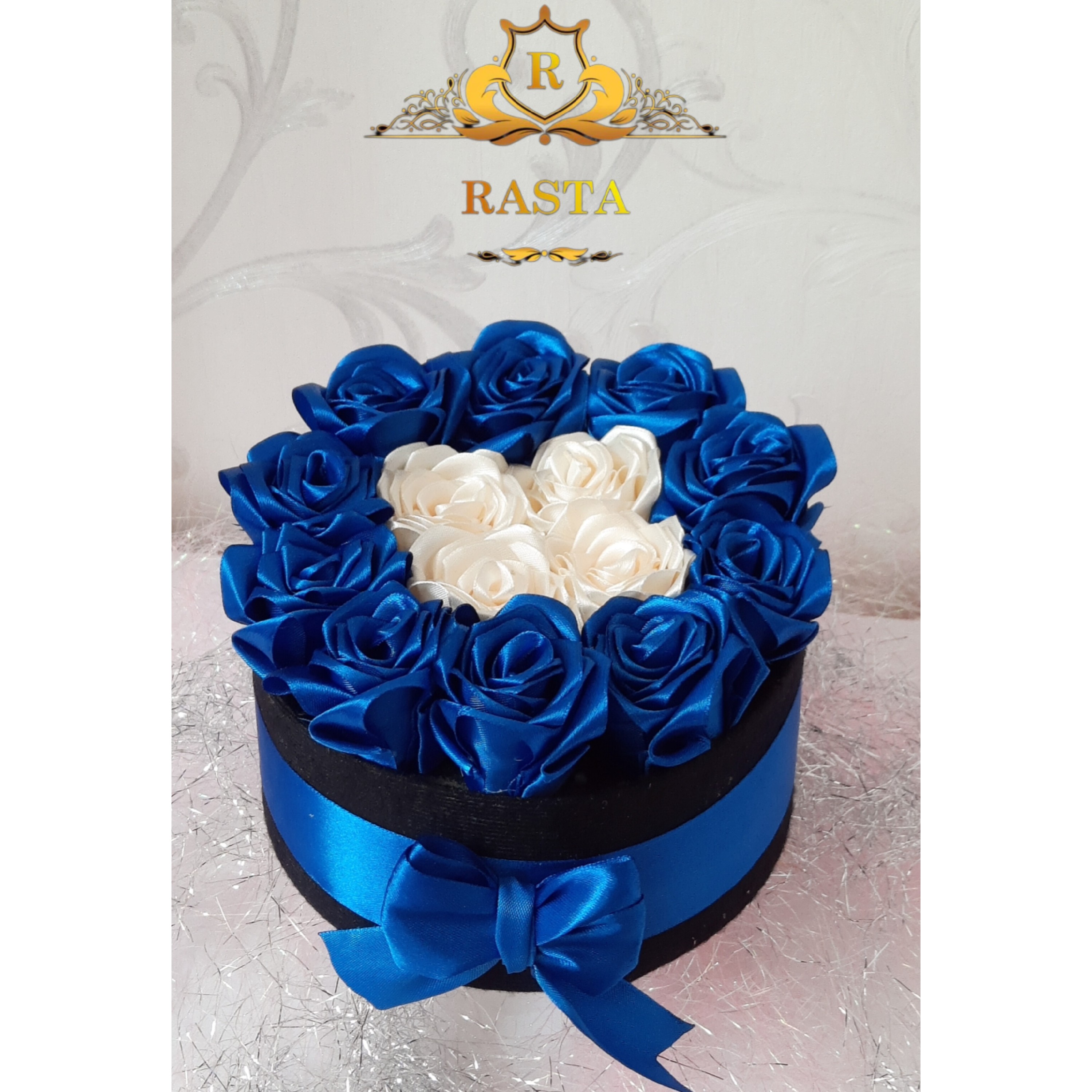 باکس گل رز روبانی آبی کرمی