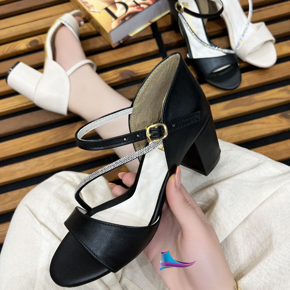 مجلسی 
کد 513 
قالب استاندارد 
مدل جدید 
کیفیت عالی
پاشنه 5 سانت