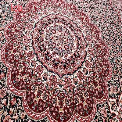 فرش ماشینی زمرد مشهد مدل ریزگل کرمان زمینه سورمه ای