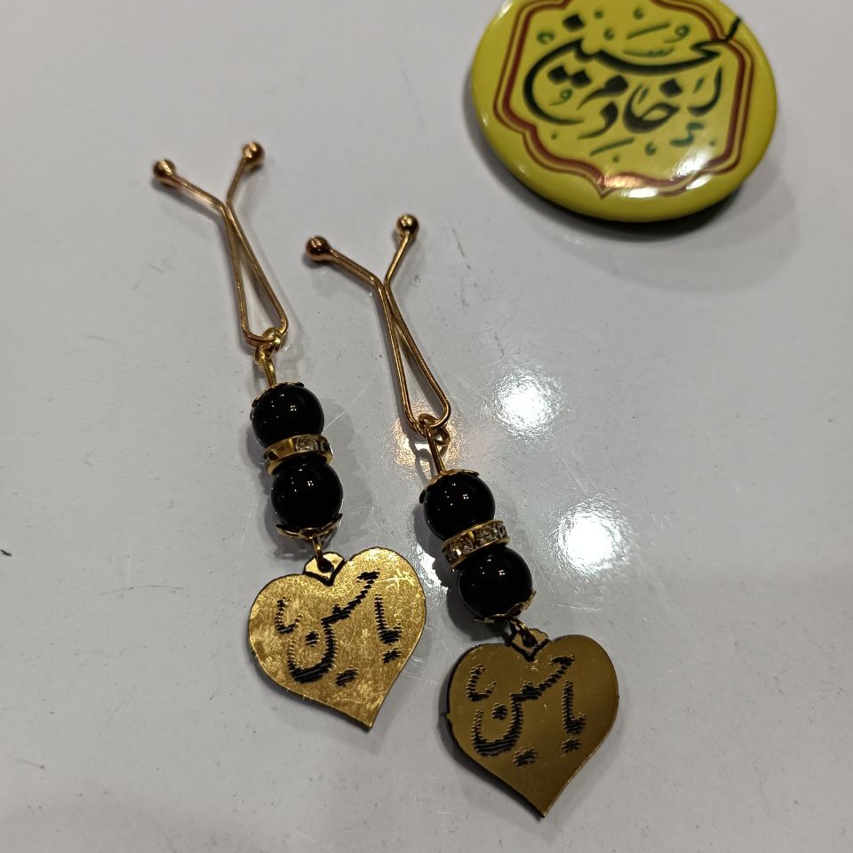 گیره روسری ذکر دار پلیمری چاپ لیزری طلایی مشکی یاحسین محرمی مناسب نذر فرهنگی محرم 