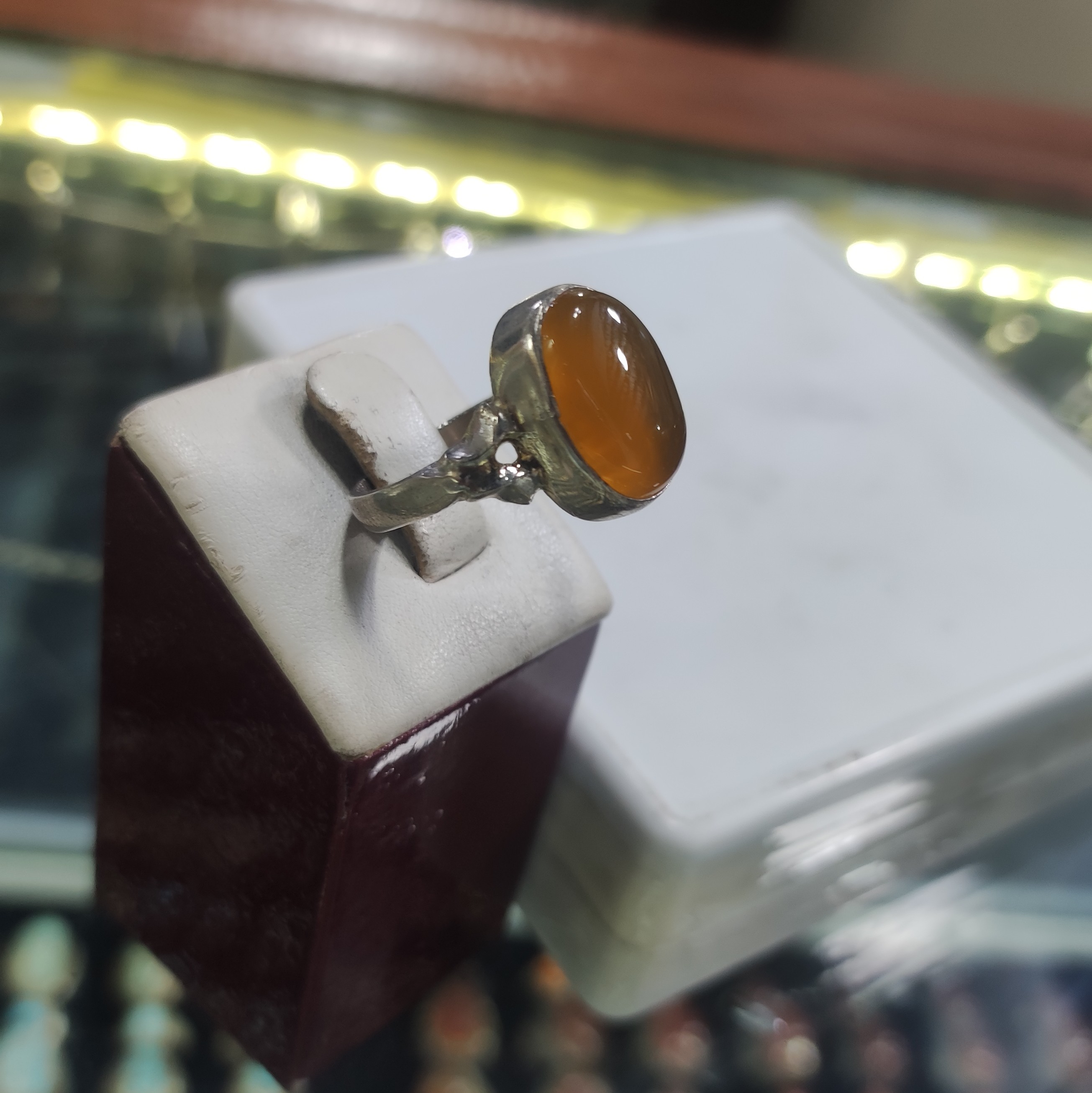 انگشتر عقیق یمانی اصل معدنی با رکاب نقره 925  طرح رکاب صفوی ته پر با دعای رزق و روزی زیر نگین کار شیک و زیبا کد A04