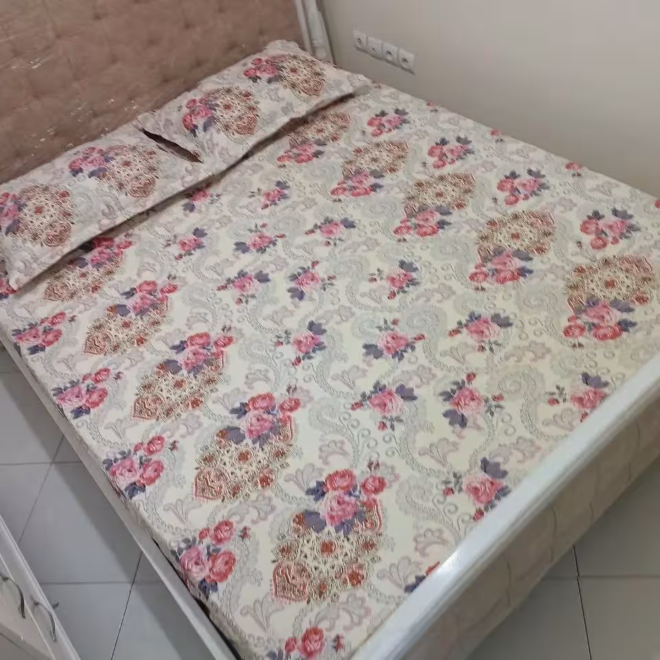 کشدوزدونفره سه تکه شامل کاور کشدوز روتختی وبالشت دور کاملاً کشدوزی شده تولید شده از پارچه با کیفیت ودوخت تمیز وبی نظیر