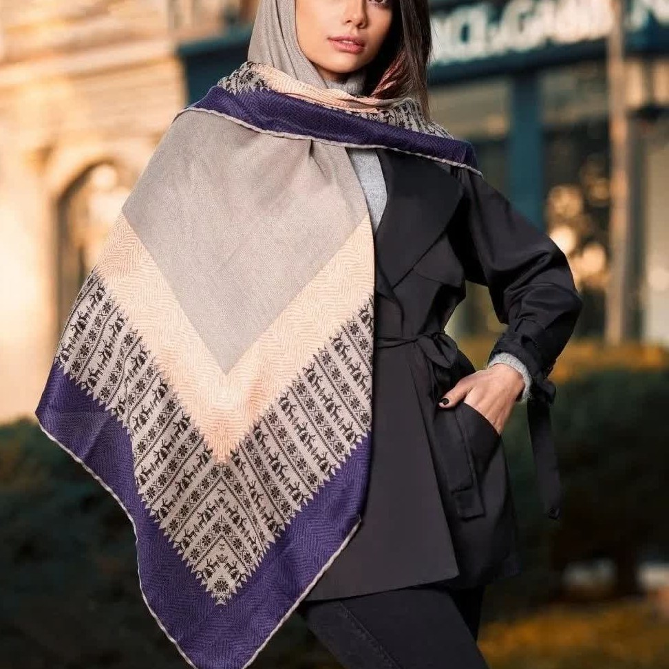 روسری اسکارلت دستدوز  نرم و لطیف  با ایستایی عالی 