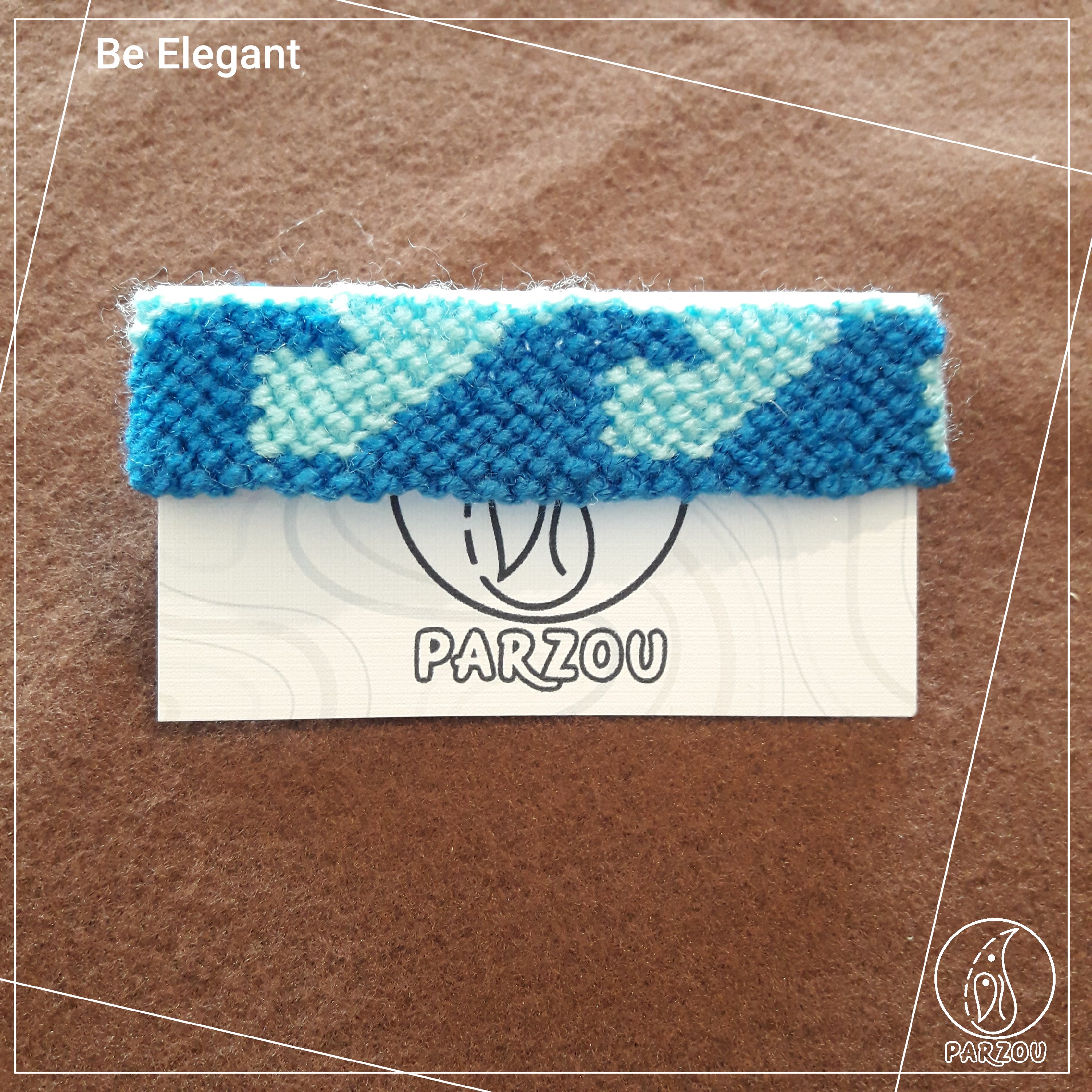 دستبند دوستی دو رنگ آبی روشن و آبی تیره.