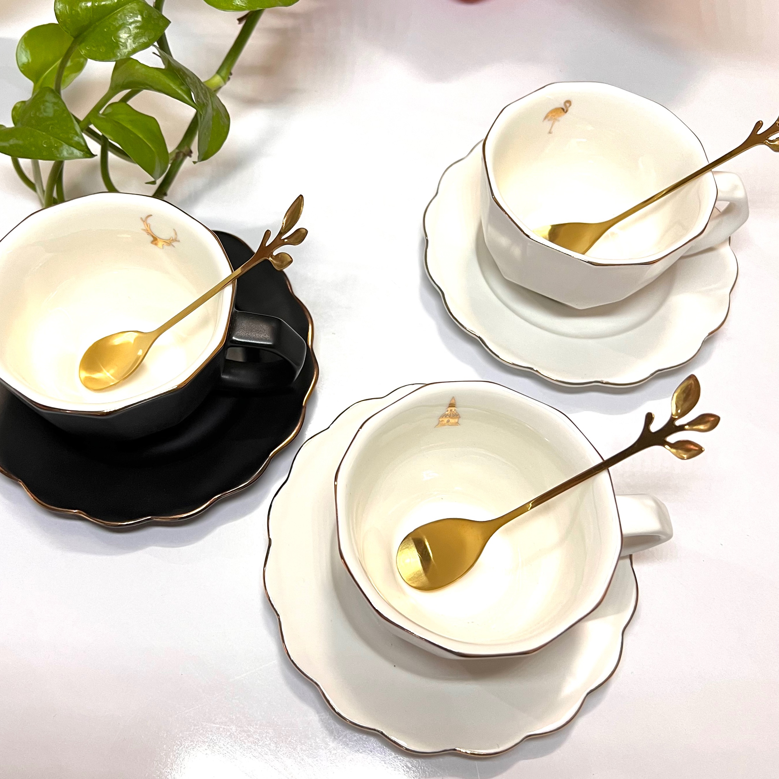 فنجان نعلبکی دالبر لبه طلایی 