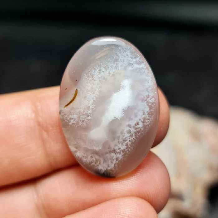 نگین فوق العاده زیبای سنگ عقیق صد درصد طبیعی بسیار خاص اصل خراسانی
کد  27136
