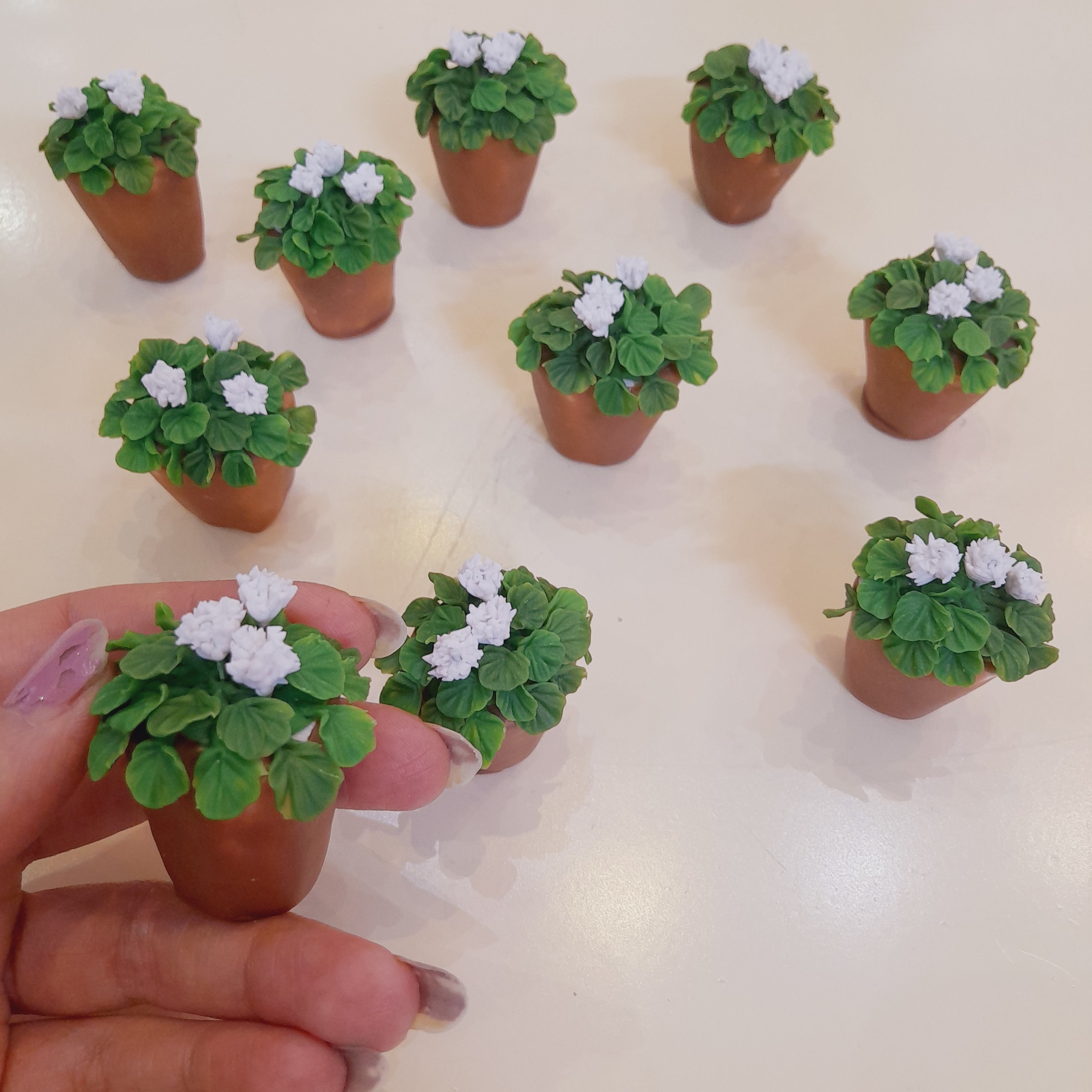 گلدان شمعدانی سفید مینیاتوری خمیری (ماکت ) مناسب برای تزیین ماکت خونه و ...