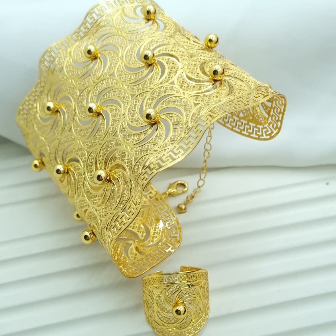 ست دستبند و انگشتر بحرینی، رنگ ثابت و بدون حساسیت، ابکاری طلا، مقاوم در برابر شوینده های قوی، فری سایز 