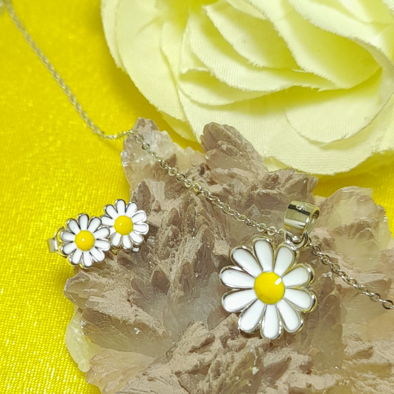 نیمست نقره 925 با روکش طلا سفید طرح گل بابونه کد 21