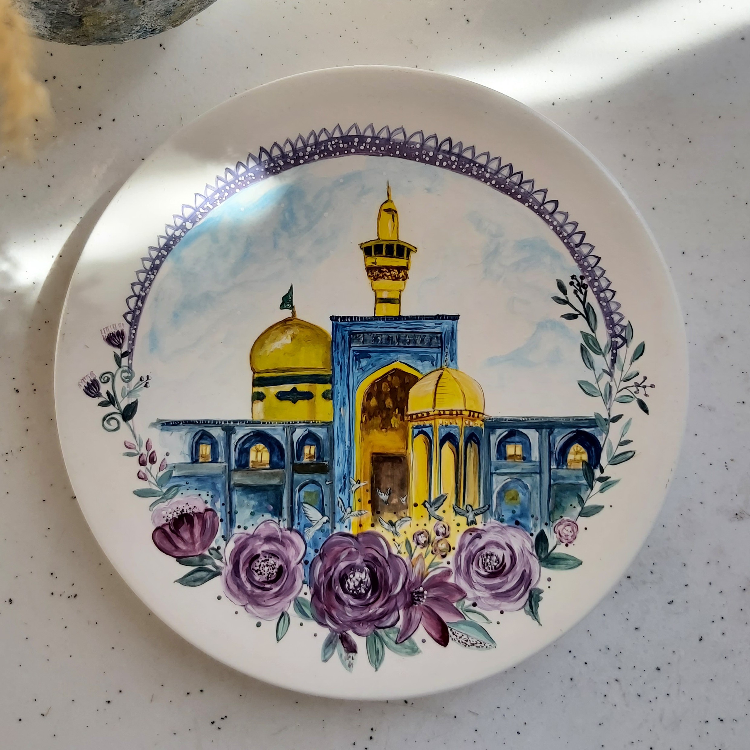 بشقاب دیوارکوب طرح امام رضا قطر 25سانتیمتر طراحی شده با دست و رنگ اکریلیک قابل نصب آسان و شستشو با اسکاج نرم