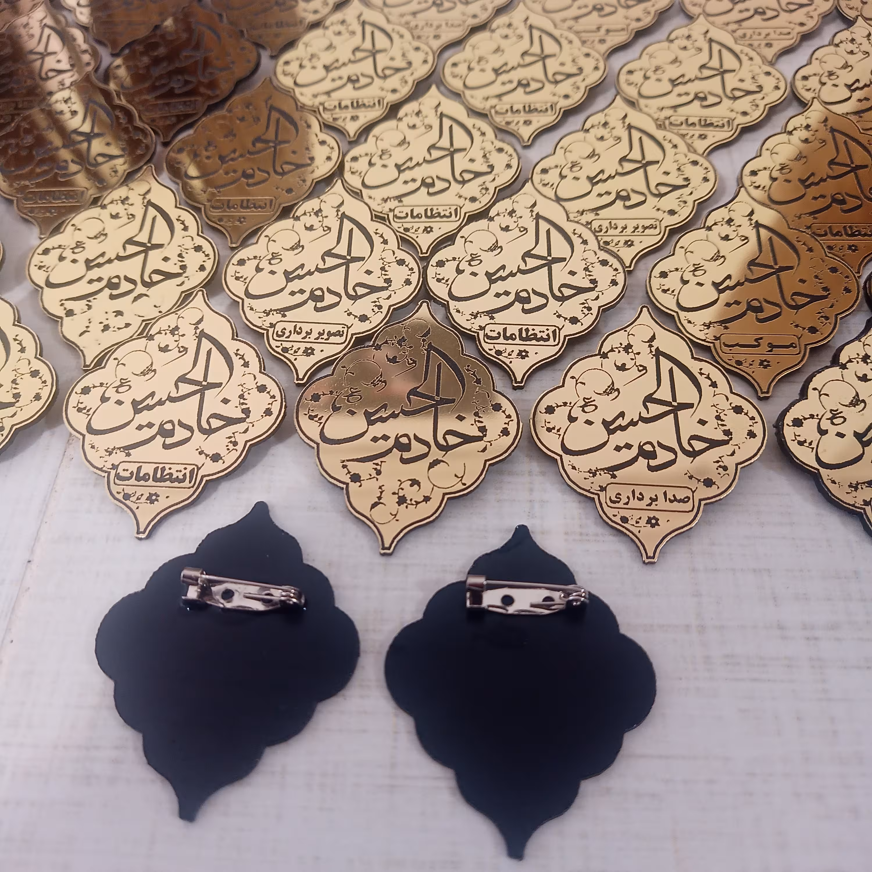 بچ سینه (پیکسل) طلایی و نقره ای خادم الحسین برای هیات مذهبی (ارسال بصورت پس کرایه)
