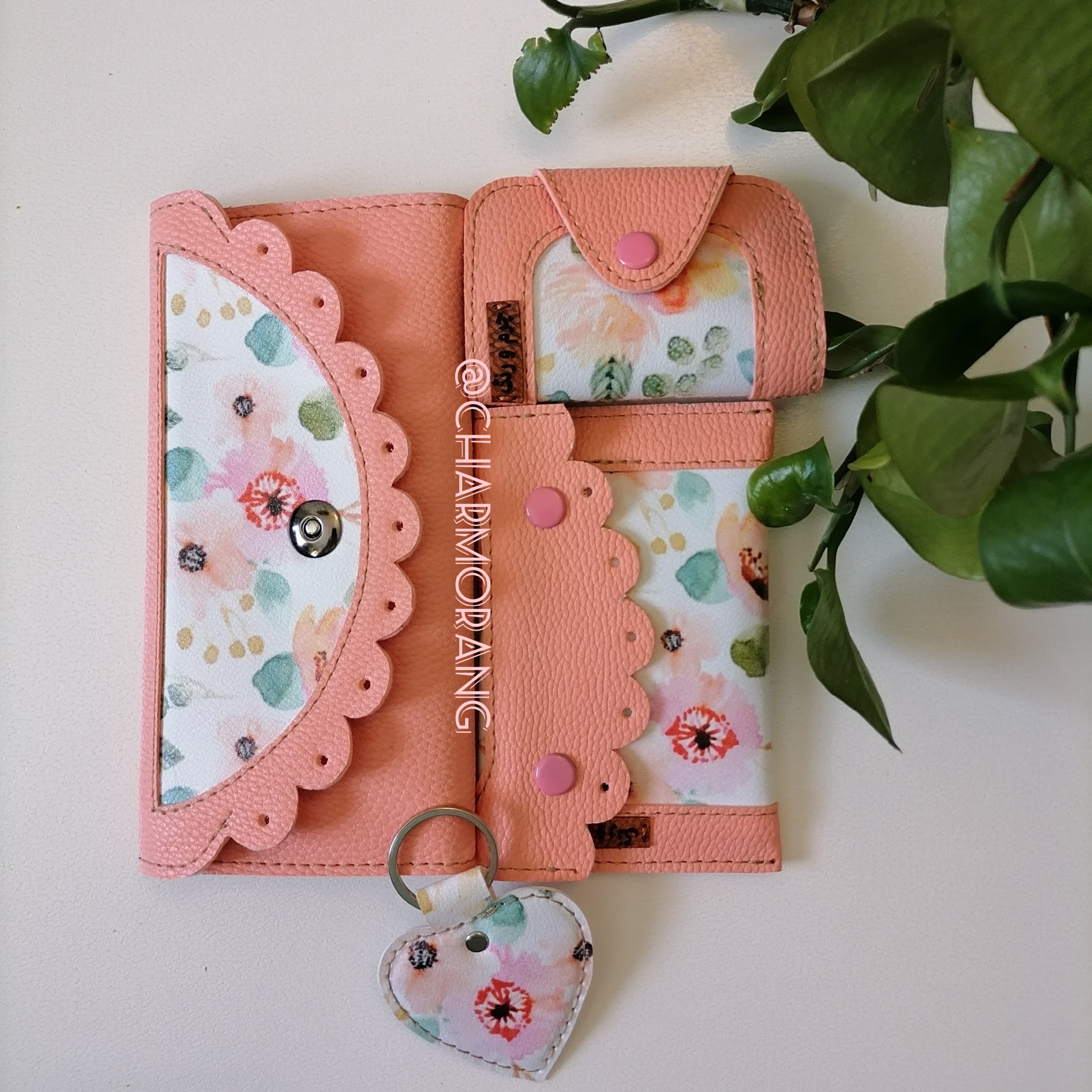 ست  کامل گلبهی شامل کیف پول جاکارتی جای دستمال کاغذی جاکلیدی 