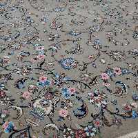 قالی دستباف یزدی شش متری طرح درباری رنگ بادامی چهار رنگ ابریشم