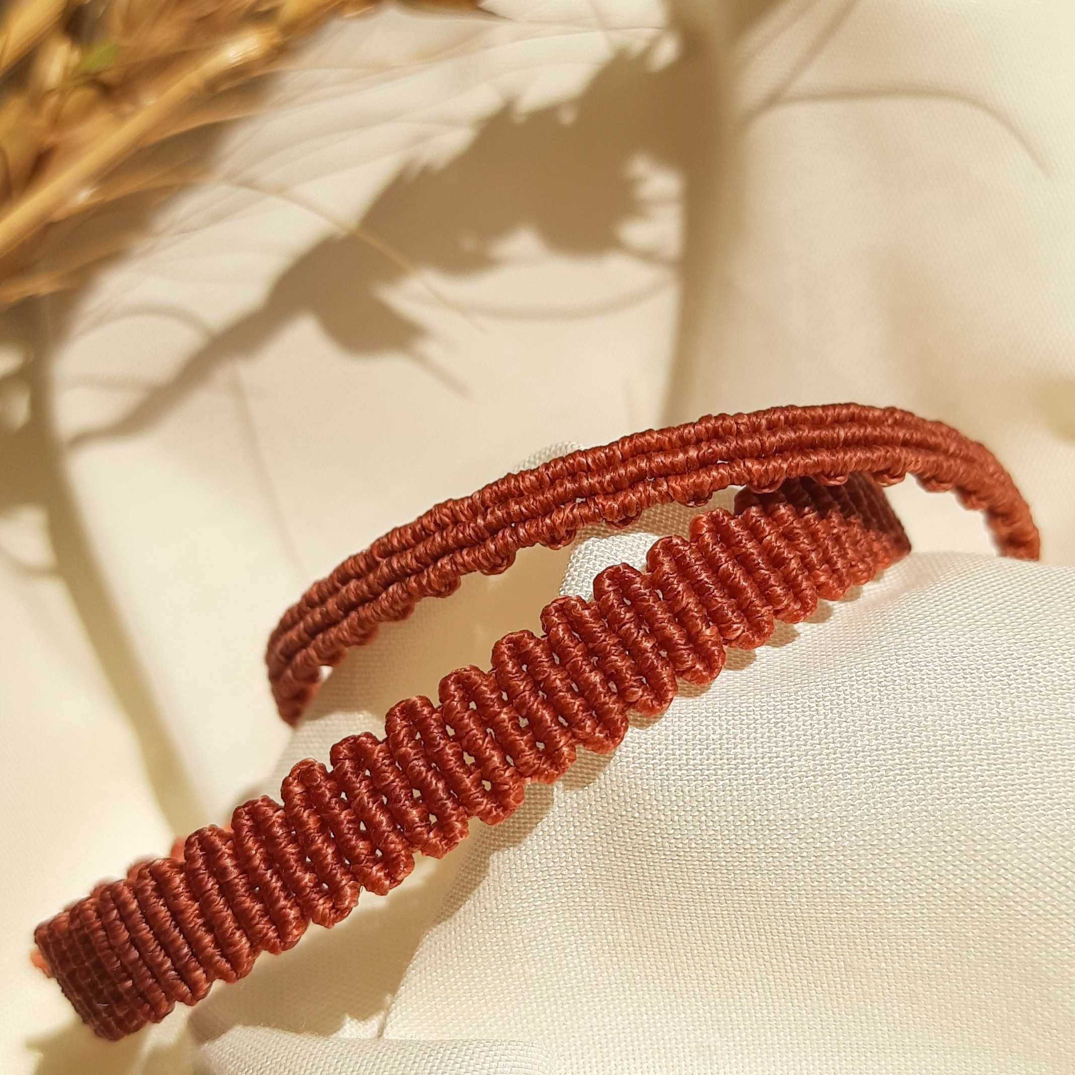 دستبند مکرومه به صورت پک دوتایی