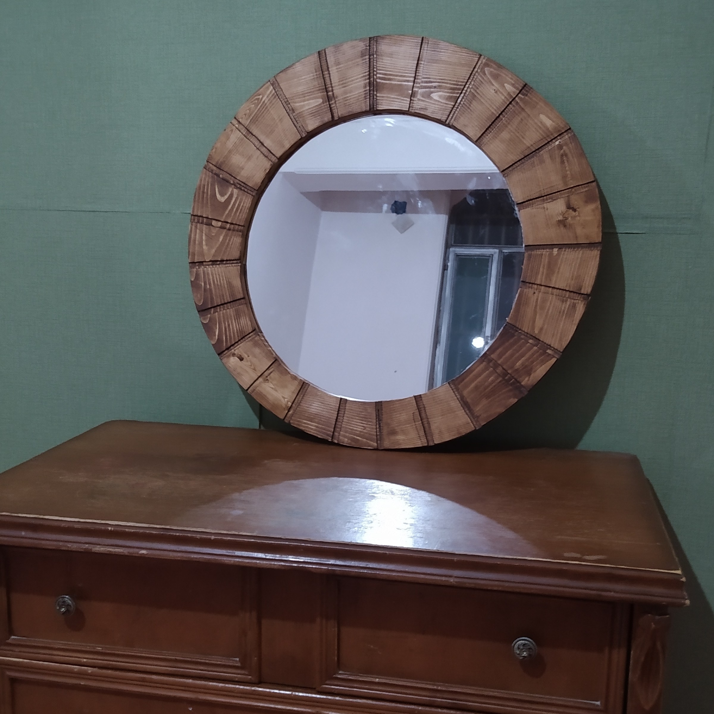 فریم چوبی آینه گرد با چوب روس مقاوم و مناسب کنسول و نصب دیواری هزینه ارسال پس کرایه می باشد