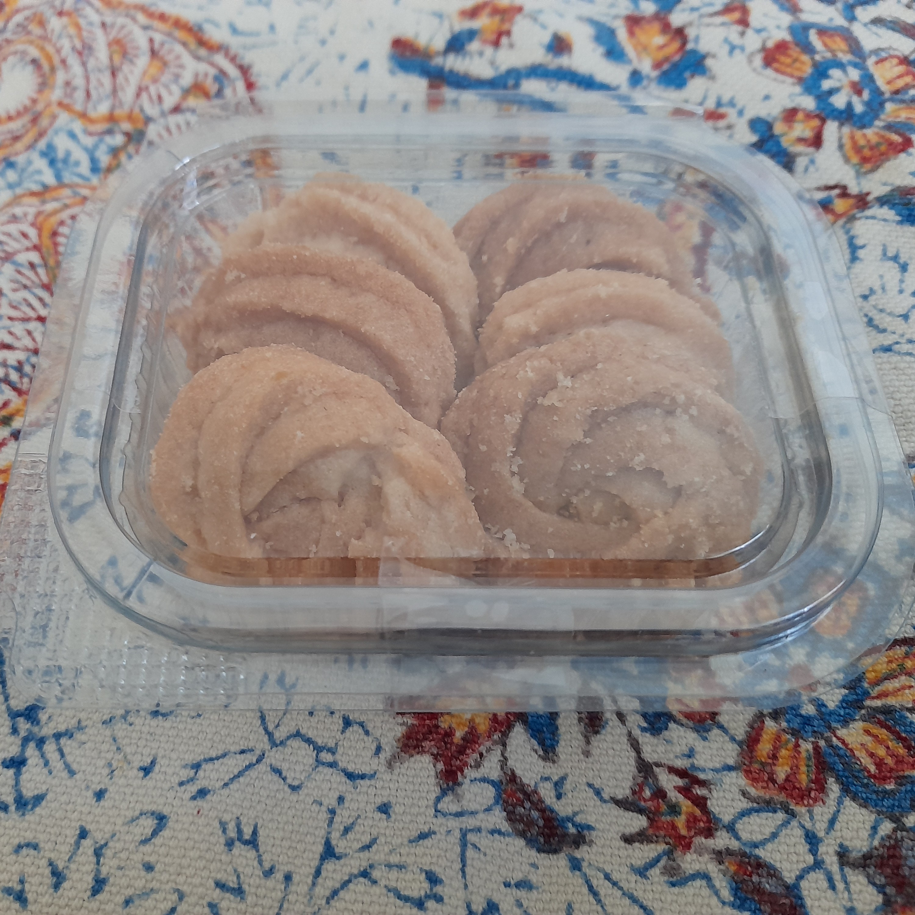 بیسکوییت گل رز به وزن خالص 50گرم تهیه توسط بنده صاحب غرفه خانه شیرینی