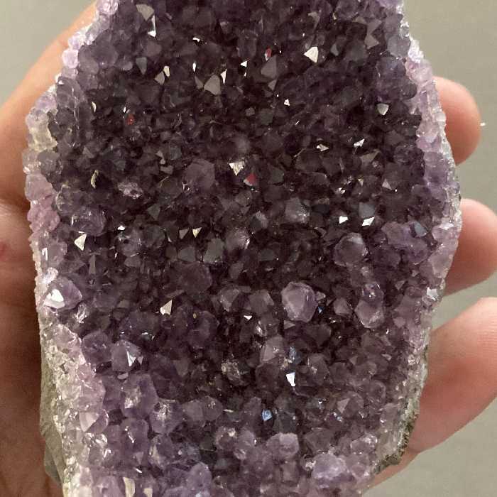   سنگ راف امیتیست مدل زاویه دار. اصل طبیعی افریقایی.