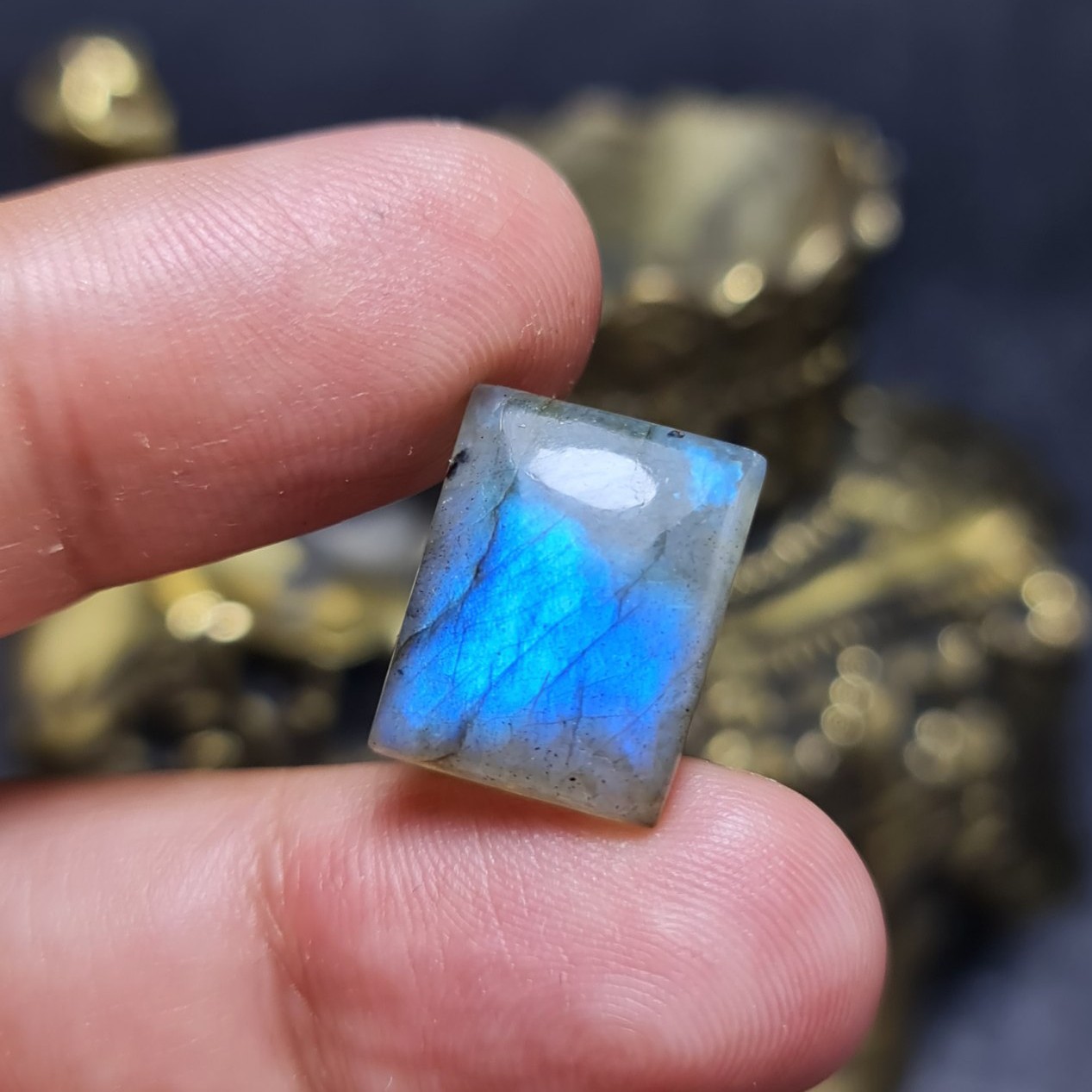  نگین سنگ طبیعی لابرادوریت معدنی اصل ماداگاسکار 
کد 28575
