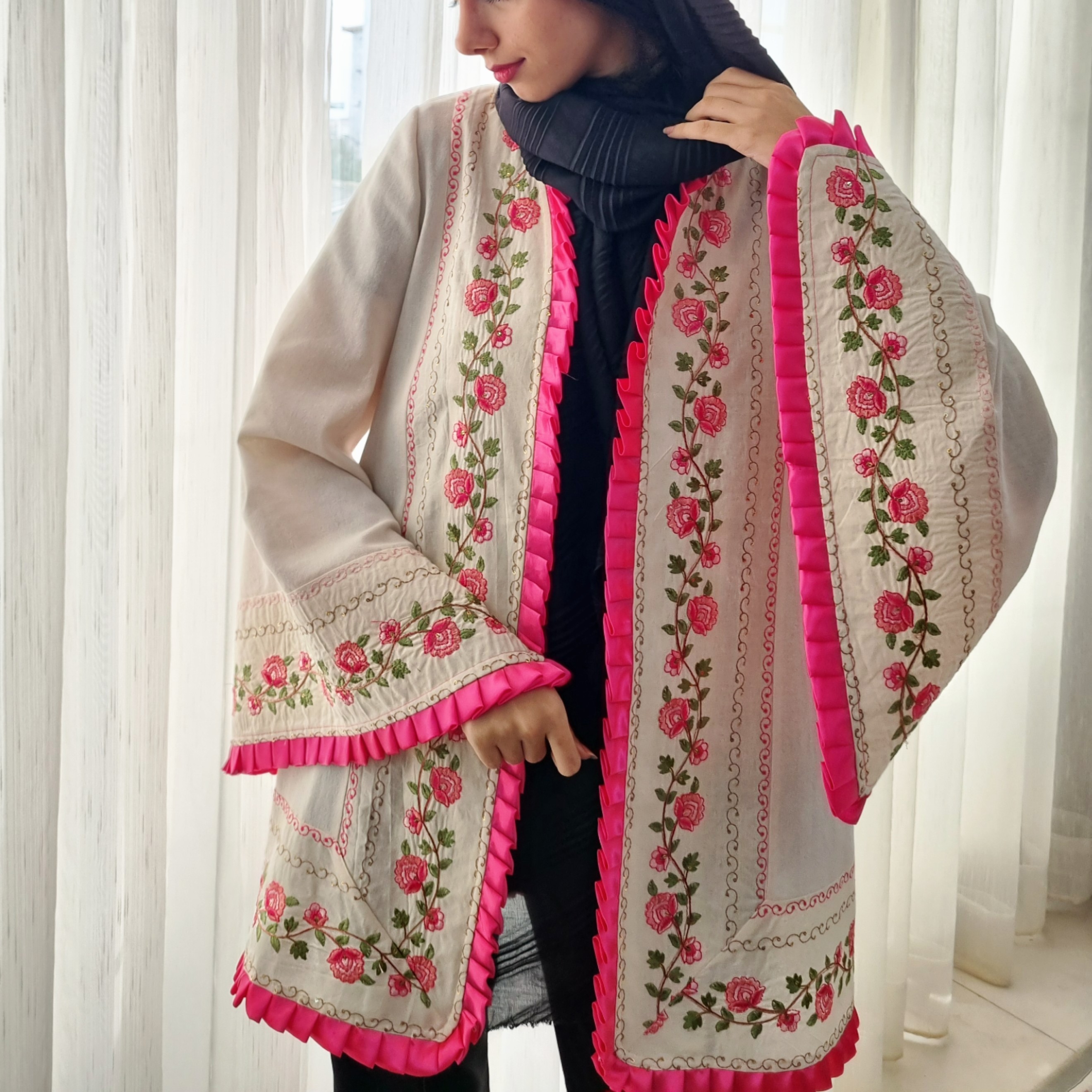 مانتو کت لینن سوزندوزی گلدوزی مزونی رنگ صورتی کرم طرح گل رز سرخ با پلیسه دوزی ساتن سرخابی