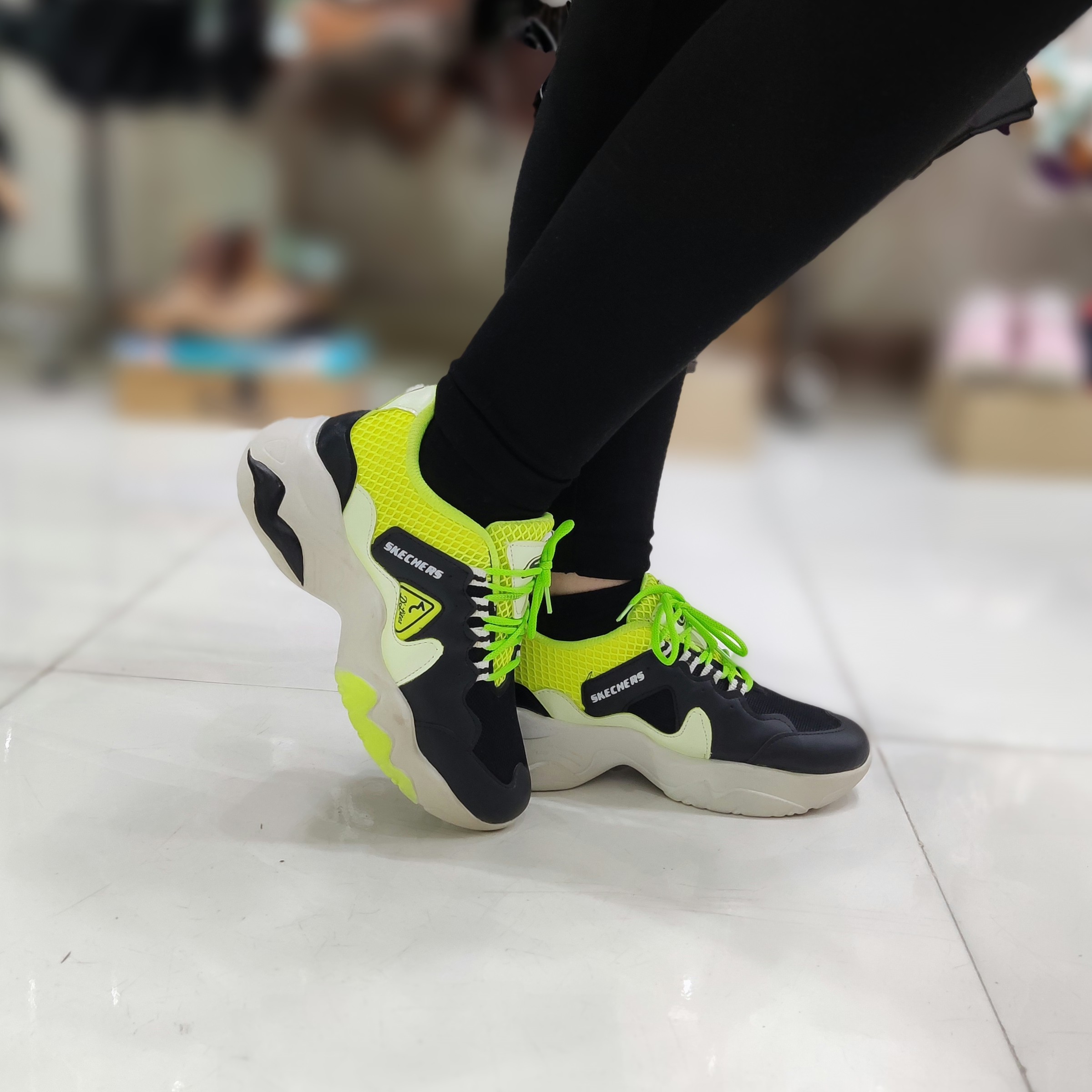 کفش اسپرت مدل اسکیچرز  رنگ مشکی سبز فسفری پاخورش زیبا و راحت کیف و کفش زرد زردشوز 