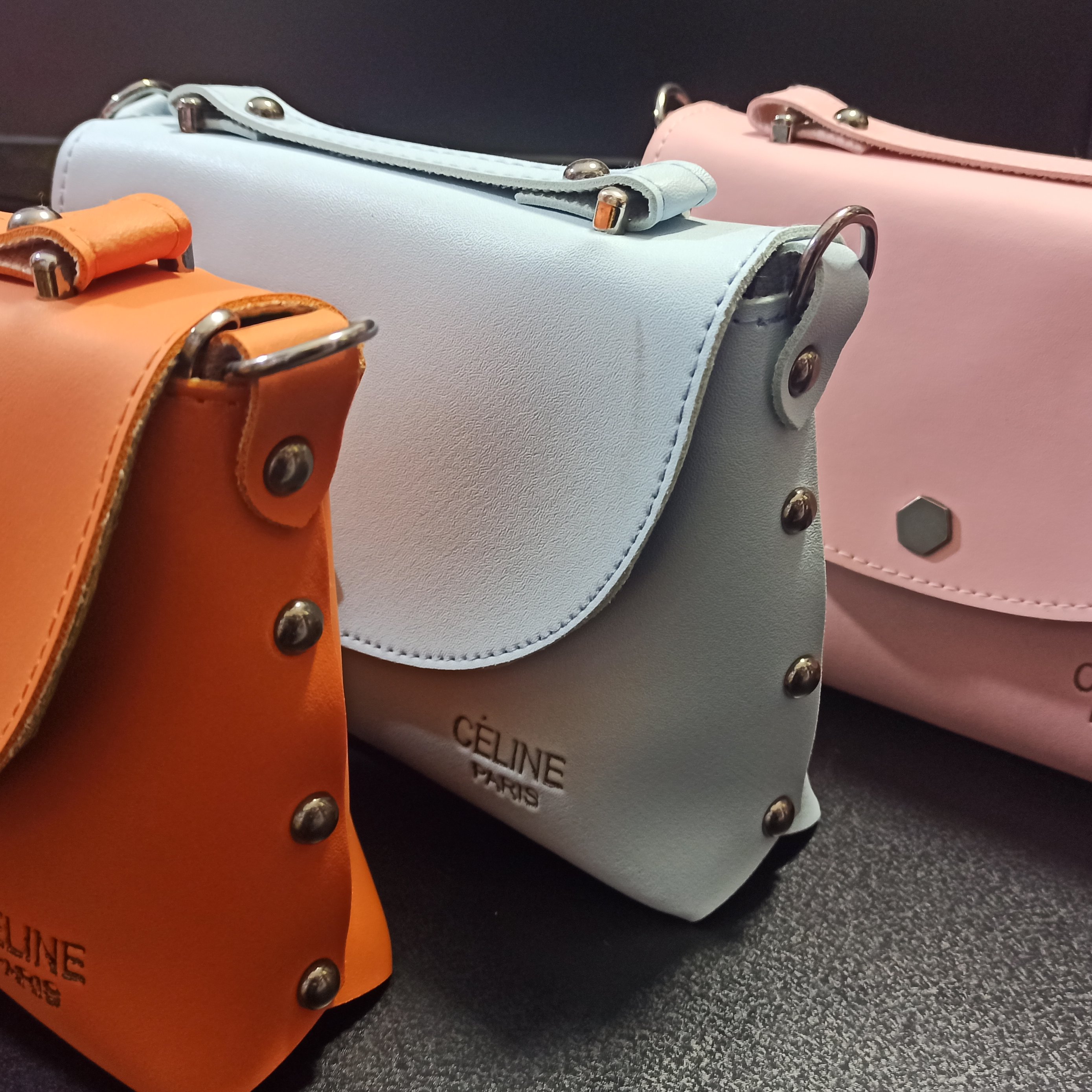 کیف پاسپورتی کنار سه دکمه