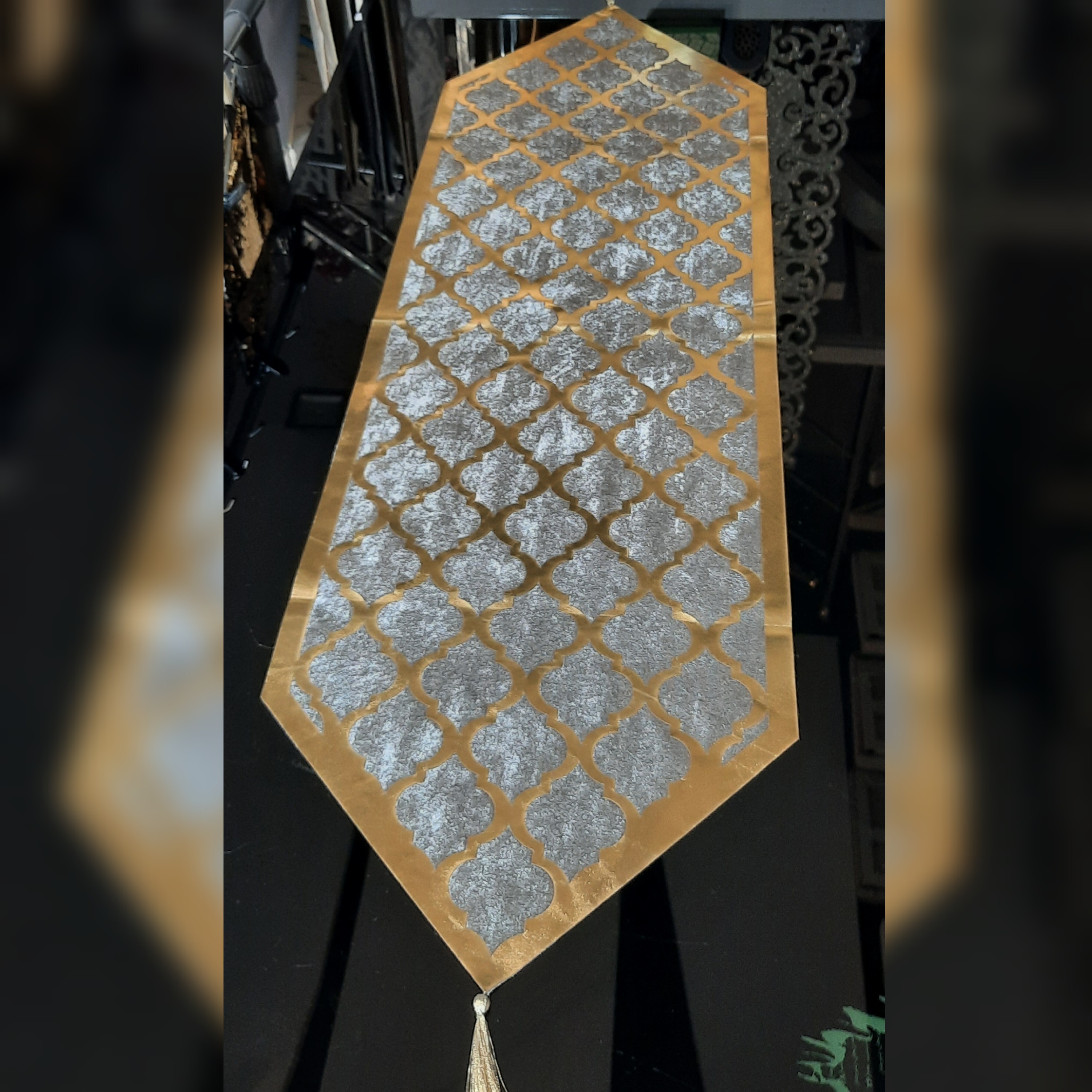 رومیزی نهارخوری  مخمل و چرم رنگ بسیار زیبای طلایی و طوسی سایز 130در40